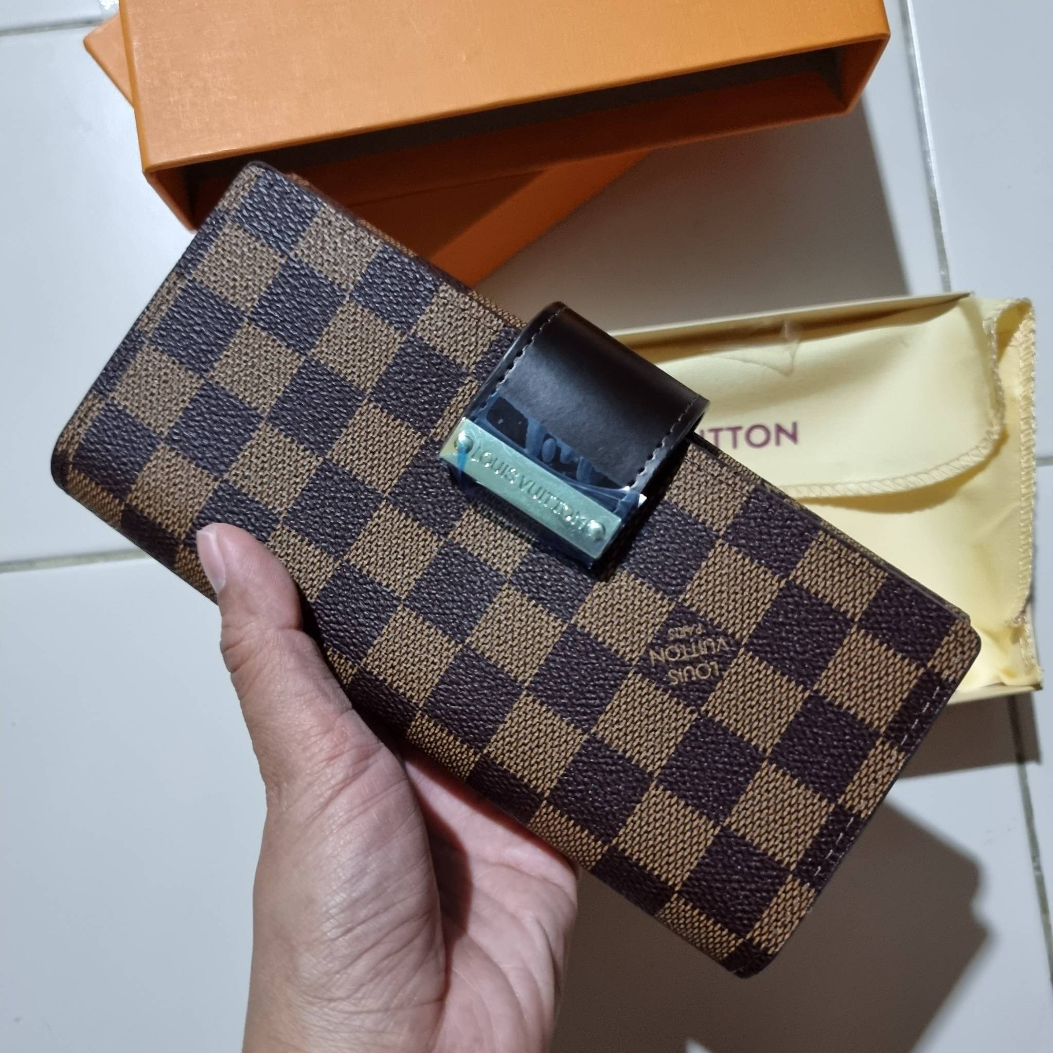 VIP 】ได้เวลาเปลี่ยนกระเป๋าสตางค์รับทรัพย์กันแล้ว!! LV vip wallet กระเป๋าสตางค์พรีเมี่ยมกิ๊ฟ เป็นไอเท็มหายาก ที่สาวๆต้องว้าว!! ใบยาวขนาดกำลังเหมาะมือ ถือแล้วขับผิวทุกสี วัสดุหนังแคนวาส ทนทาน เปิด-ปิดด้วยกระดุม ภายในมีช่องใส่บัตรเยอะมาก แบ่งสัดส่วนสวย ใส่ธน