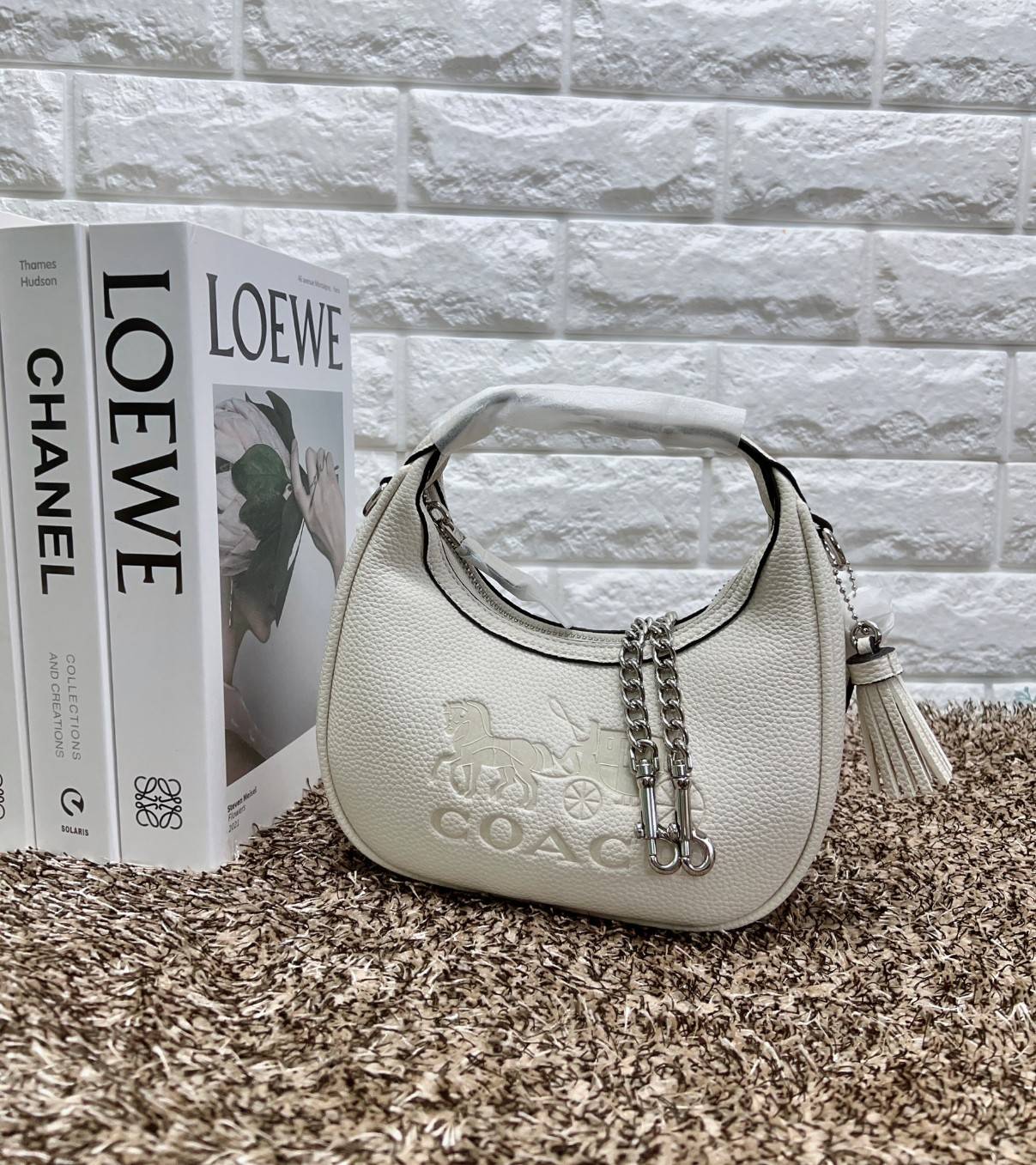 COACH CARMEN MINI CROSSBODY BAG กระเป๋ารูปทรงพระจันทร์โค้งมน น่ารักน่าใช้มากๆ!! เกรดท็อปออริ เกรดดีสุด สลับแท้ 1:1 ใช้ต่างประเทศได้