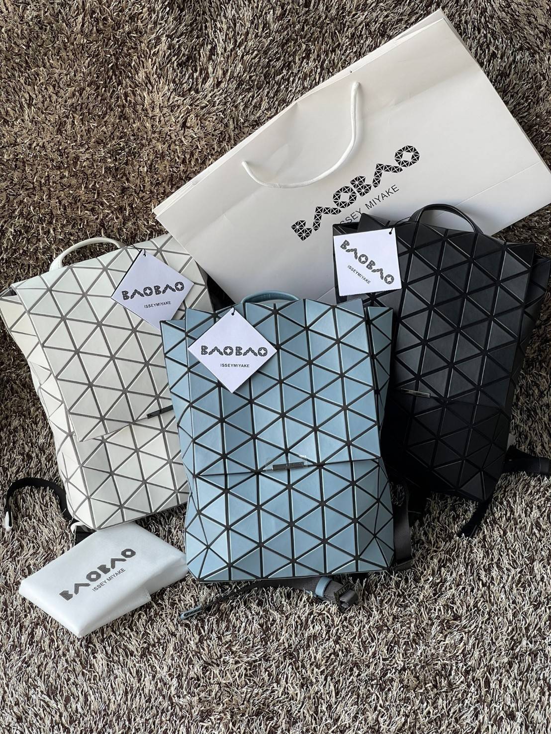 BAO BAO ISSEY MIYAKE Flap Backpacks กระเป๋าสะพายหลังรูปแบบใหม่จะเปิดตัว โดดเด่นด้วยฝาพับรูปสี่เหลี่ยมผืนผ้าที่เปิดและปิดได้ง่าย และรูปทรงแบบมินิมอล เป้สะพายหลังใช้งานได้ดีมาก