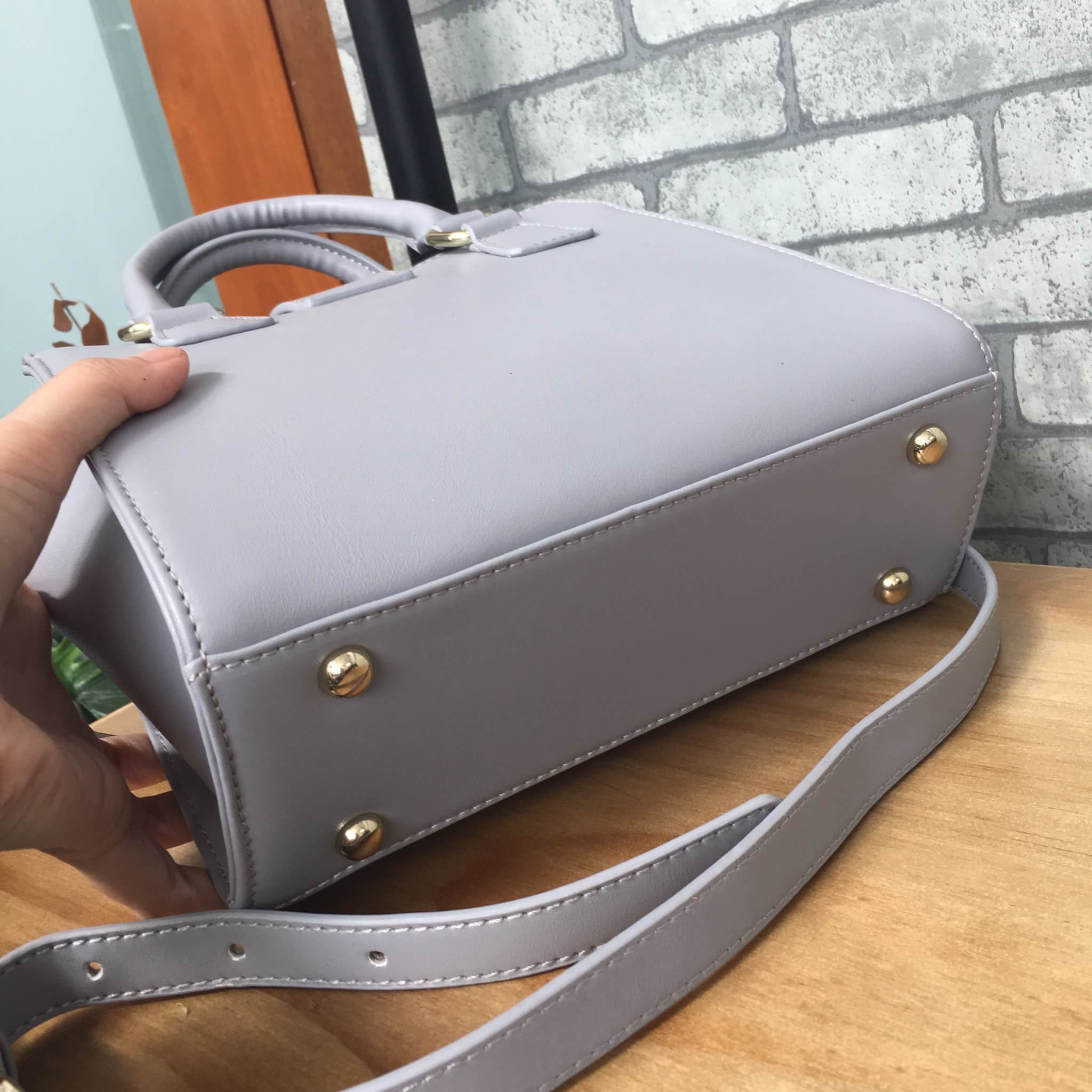 จากแบรนด์ KEEP ทรง รุ่น passion on handbag จุดเด่นที่ >หนังคุณภาพ premium PU > ถือสะพายเข้าง่ายกับทุกชุด >ทรงสวยมากคะ ขนากกระเป๋ากำลังดีคะ ใส่ กปต ยาว มือถือได้ทุกรุ่น > มีช่องย่อยแบ่งเก็บของด้านใน เป็นสัดส่วน