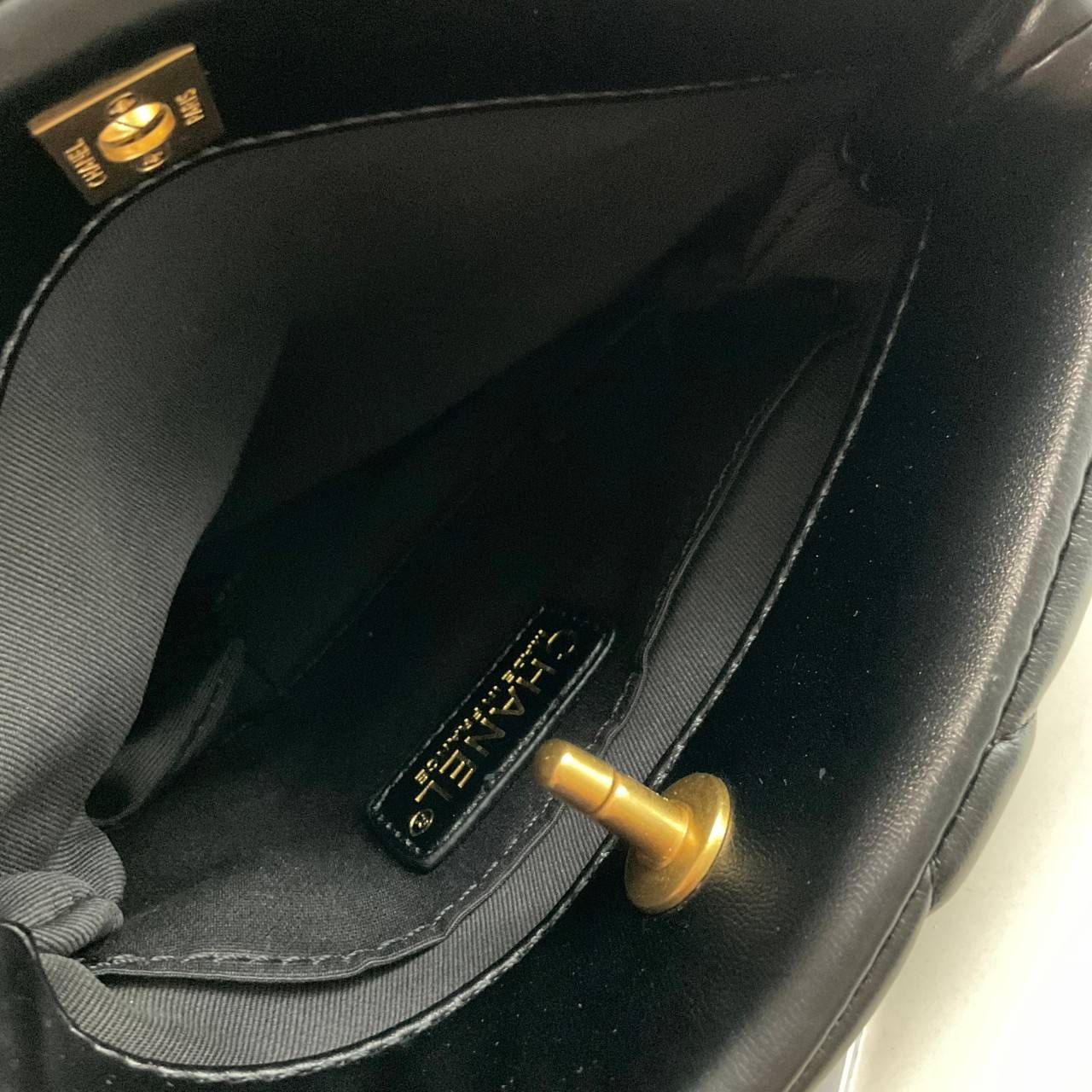 CHANEL VIP GIFT CROSSBODY CHAIN BAG กระเป๋าทรงสะพายข้าง ที่กำลังมาแรงมาในตอนนี้ ตัวกระเป๋าเป็นกระเป๋าสตางค์หนังพียูพรีเมี่ยม อะไหล่ทองทั้งใบ ด้านหน้าประดับโลโก้พร้อมมุก CC สุดหรู เปิดปิดด้วยตัวหมุนล็อค ใส่กระเป๋าสตางค์ยาวได้ รุ่นนี้พกของได้เยอะในระดับนึงเ