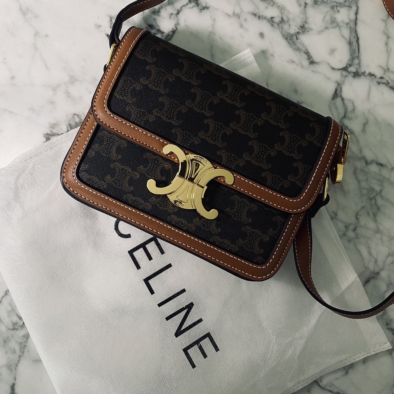CELINE Teen Triomphe Bag 20cm กระเป๋าสะพายรุ่นยอดนิยม งานสวยอยู่ทรง ไม่มีไม่ได้เลยกับไอเท็มสุดคลาสสิค เนเชอรัลโทน ดูดี ดูแพง -- รับตัวแทนกระเป๋า