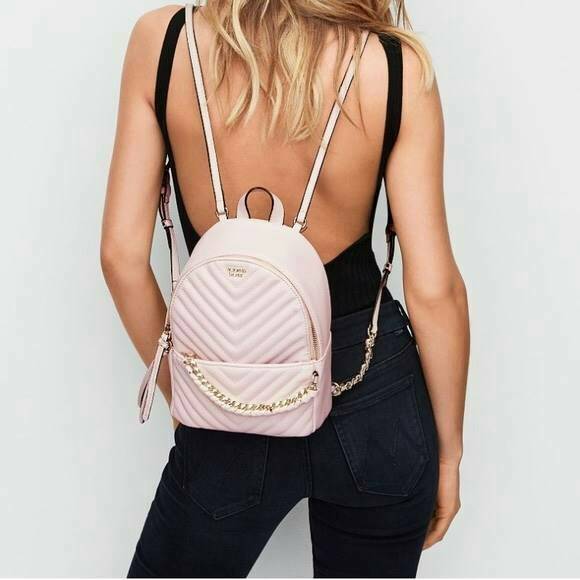 Victoria’s Secret Pebbled V-Quilt Small City Backpack กระเป๋าเป้สไตล์คลาสสิค วัสดุลายหนังแกะเทียม หนังนิ่ม เปิดปิดด้วยซิปคู่ ภายในบุผ้าสกรีนโลโก้ ใส่มินิไอแพค กระเป๋าสตางค์ยาวได้ สายสะพายโซ่ต่อหนังปรับระดับได้ ด้านหน้ามีช่องซิปร้อยหนังเส้นยาวดูมีดีเทล สะพ