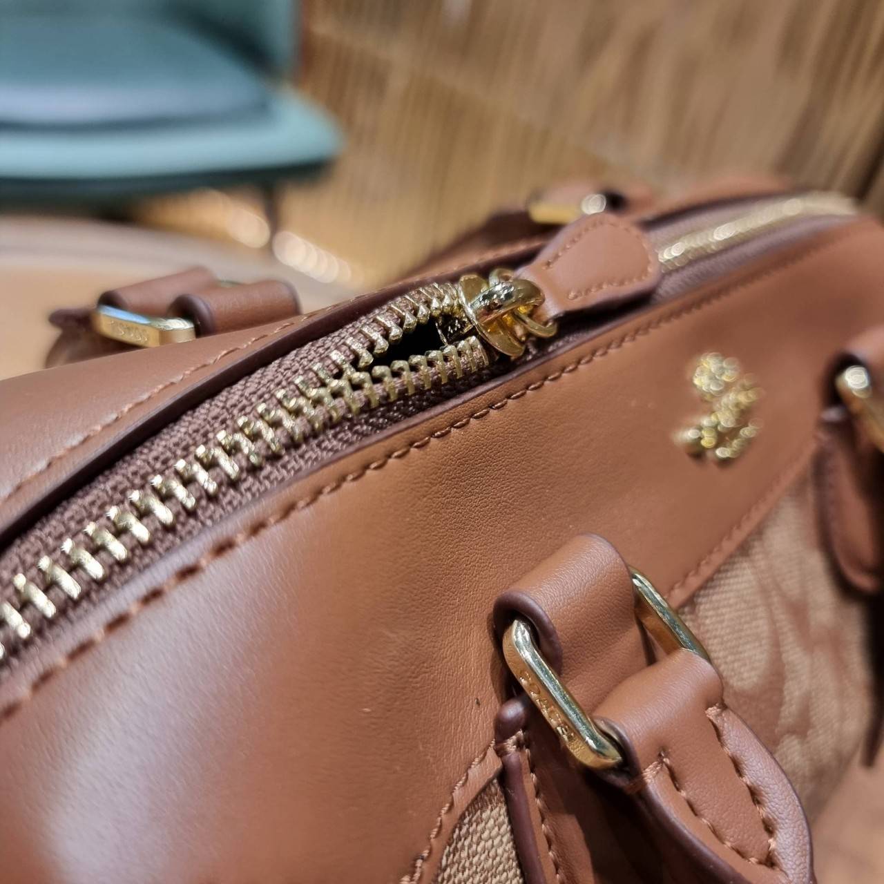 COACH F32203 MINI BENNETT SATCHEL IN SIGNATURE CANVAS กลับมาอีกครั้ง!! กับกระเป๋าทรงหมอนยอดฮิต 🥳 มีกี่สีก็ขายหมด วัสดุหนังแคนวาสเคลือบลาย ทรงสวยใช้งานได้ทุกโอกาส ภายในโล่งกว้างใส่ของได้เยอะ มีหูจับในตัว และสายสะพาย crossbody ปรับได้ตามตัว ใบนี้ไม่