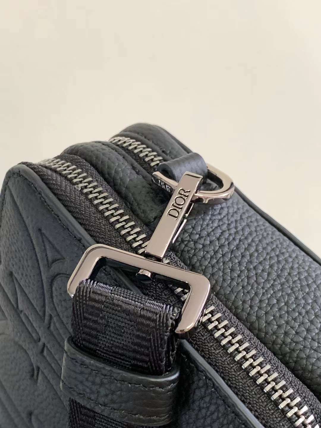 DIOR Zipped Pouch with Strap Black Dior Gravity Leather / Dior Trunk Messenger Bag กระเป๋าสะพายทรงแมสเซ็นเจอร์ ทรงพอชรูปทรงทันสมัย สง่างามเหนือกาลเวลา เกรดท็อปออริ สลับแท้ 1:1