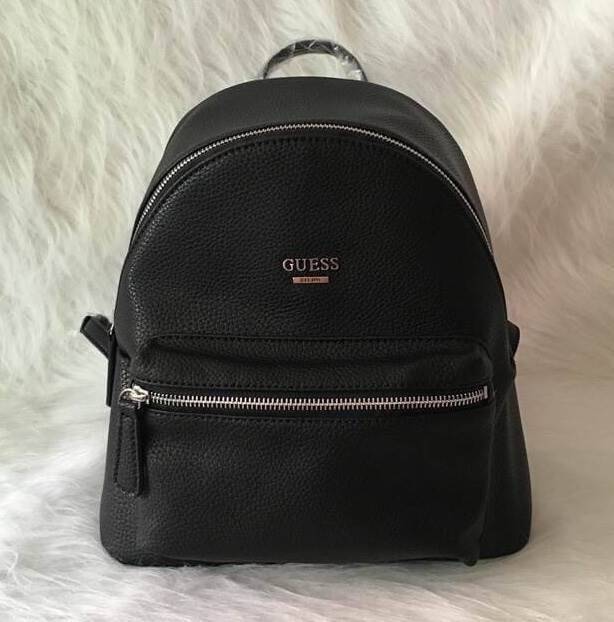 GUESS WOMAN'S FACTORY BACKPACK กระเป๋าเป้ขนาดกำลังดี วัสดุหนังแกะสังเคราะห์เนื้อนิ่ม น้ำหนักเบา มีหูหิ้ว เเละสายสะพายหลังเลื่อนปรับได้ ด้านหน้ามีโลโก้ และช่องซิป เปิดปิดด้วย ภายในกว้าง ใส่ iPad ได้ มากับราคาสุดคุ้มค่ะ
