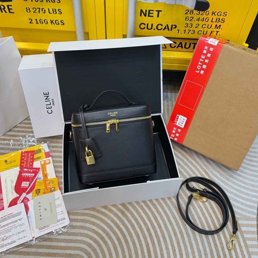 CELINE VANITY BAG พลาดไม่ได้เลยกับคอลสุดคิ้ว กับกระเป๋าถือ/สะพายได้ทรงกล่อง ใช้สะพายได้ทุกวันอย่างคล่องตัวดีไซน์ใหม่สวยลาสสิค