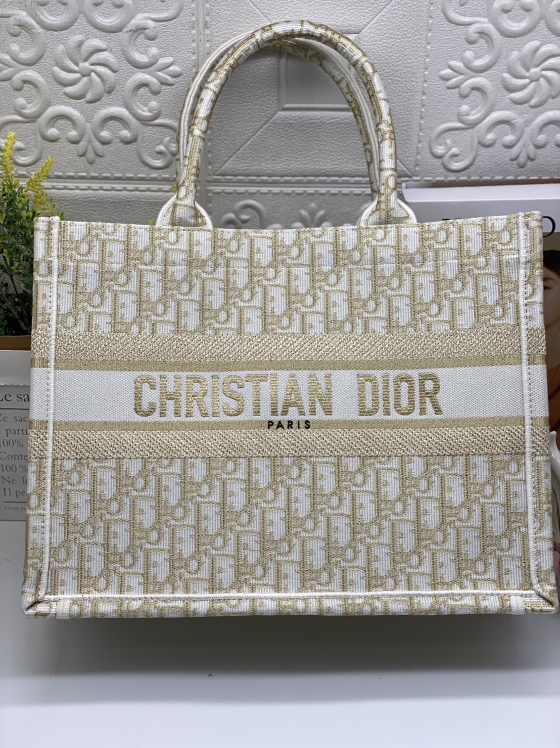 CHRISTIAN MEDIUM DIOR BOOK TOTE เอกลักษณ์ของความหรู เป็นทางช็อปปิ้งBag ที่ต้องมี ภายในโล่งกว้างมาก ใส่ของแบบแน่นๆ จุๆไปได้เลย น้ำหนักเบาสบาย งานออริปักขึ้นรูปสวยมาก มี code stamp พร้อมส่งที่ไทย ภาพสินค้าถ่ายจากงานขายจริง ใช้งานต่างประเทศได้ค่ะ