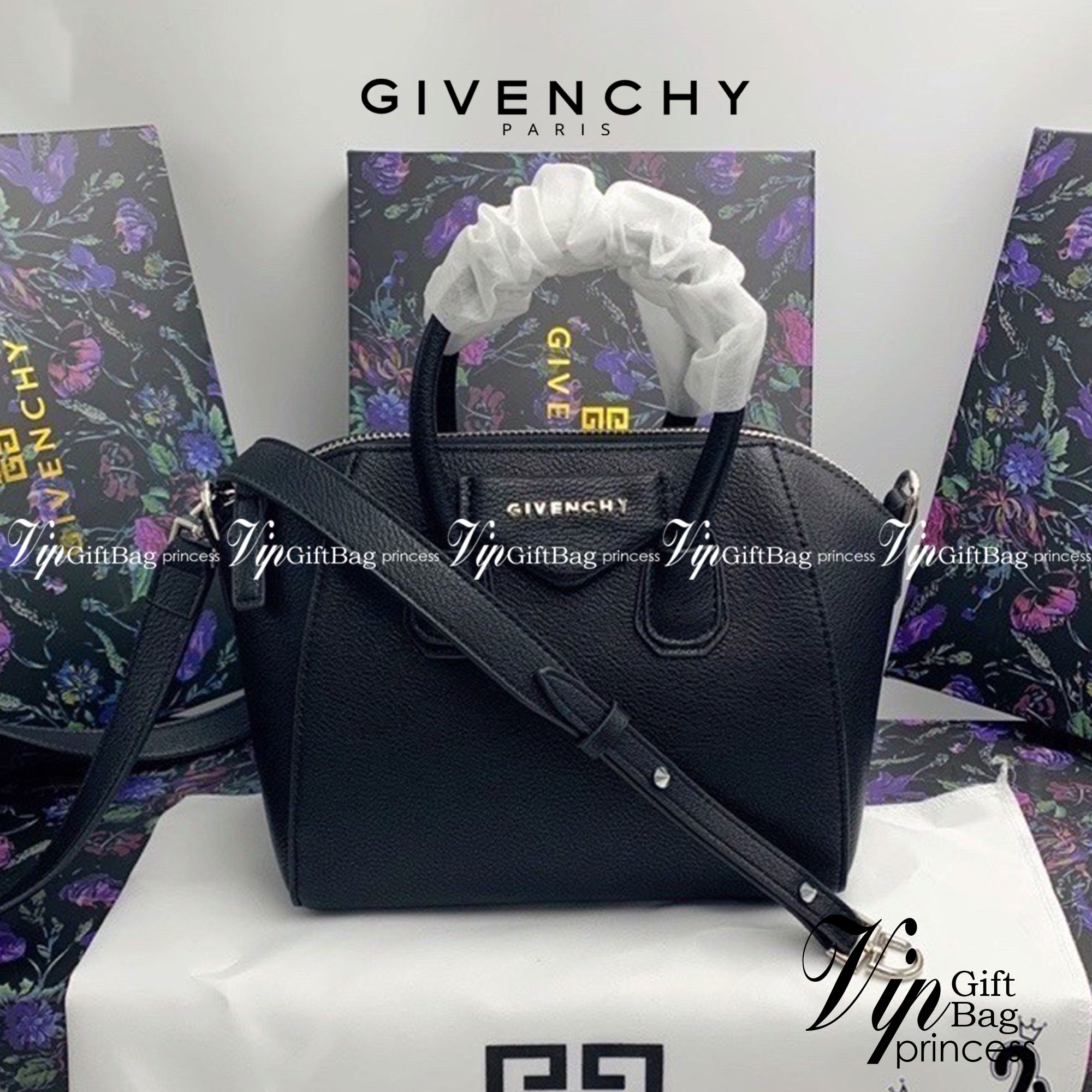 Givenchy Antigona Mini leather shoulder bag กระเป๋าสะพายทรงหมอน งานซิปบน หนังเรียบ อะไหล่เงิน มาพร้อมสายสะพายยาวถอดออกถือได้ กระเป๋าสุดคลาสสิก ใบเดียวก็เอาอยู่ Day to Night Bag เข้าได้กับลุค Smart Casual ด้วยทรงกระเป๋าที่ฐานกว้างใส่ของใช้ที่จำเป็นได้ทุกอย