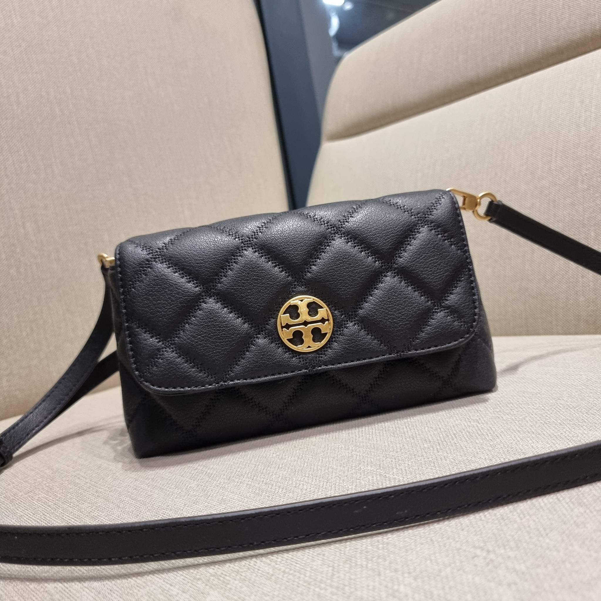 TORY BURCH WILLA MINI SHOULDER BAG ใหม่ล่าสุด พร้อมเสิร์ฟไม่ต้องรอพรีฯ กระเป๋าสะพายดีไซน์เลิศ ทรงสวย กะทัดรัด สะพายคล่องตัว ดีไซน์บุนวม เส้นคมสวยหรู