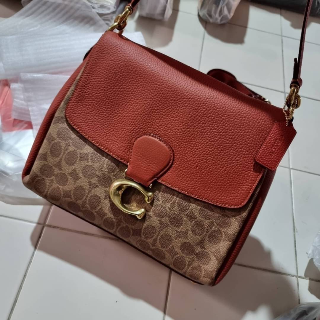 COACH Coated Canvas Signature May Shoulder Bag พร้อมส่งที่ไทย คัดงานคุณภาพ จัดเต็มมาให้ต่อนรับปีใหม่นี้ค่าา ✔️กระเป๋าหิ้ว//คล้องไหล่//สะพายข้างได้ ใบใหญ่ สุดคุ้ม! ✔️หนังแท้ชั้นดีที่สุด หนังหนานิ่ม รู้สึกได้ตอนสัมผัสค่ะ สวยมากๆ ✔️ด้านห