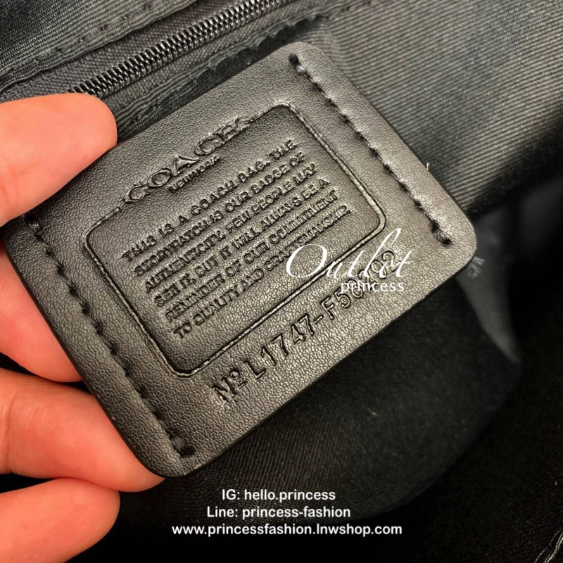 COACH CITY ZIP TOTE IN SIGNATURE BAG กระเป๋าถือหรือสะพายทรง tote ขนาดกำลังดี วัสดุหนัง pvc. เปิดปิดกระเป๋าแบบซิป ภายในกว้าง ใส่ iPad, A4 ของใช้ได้จุ มีช่องเล็ก และช่องซิปค่ะ Must Have!