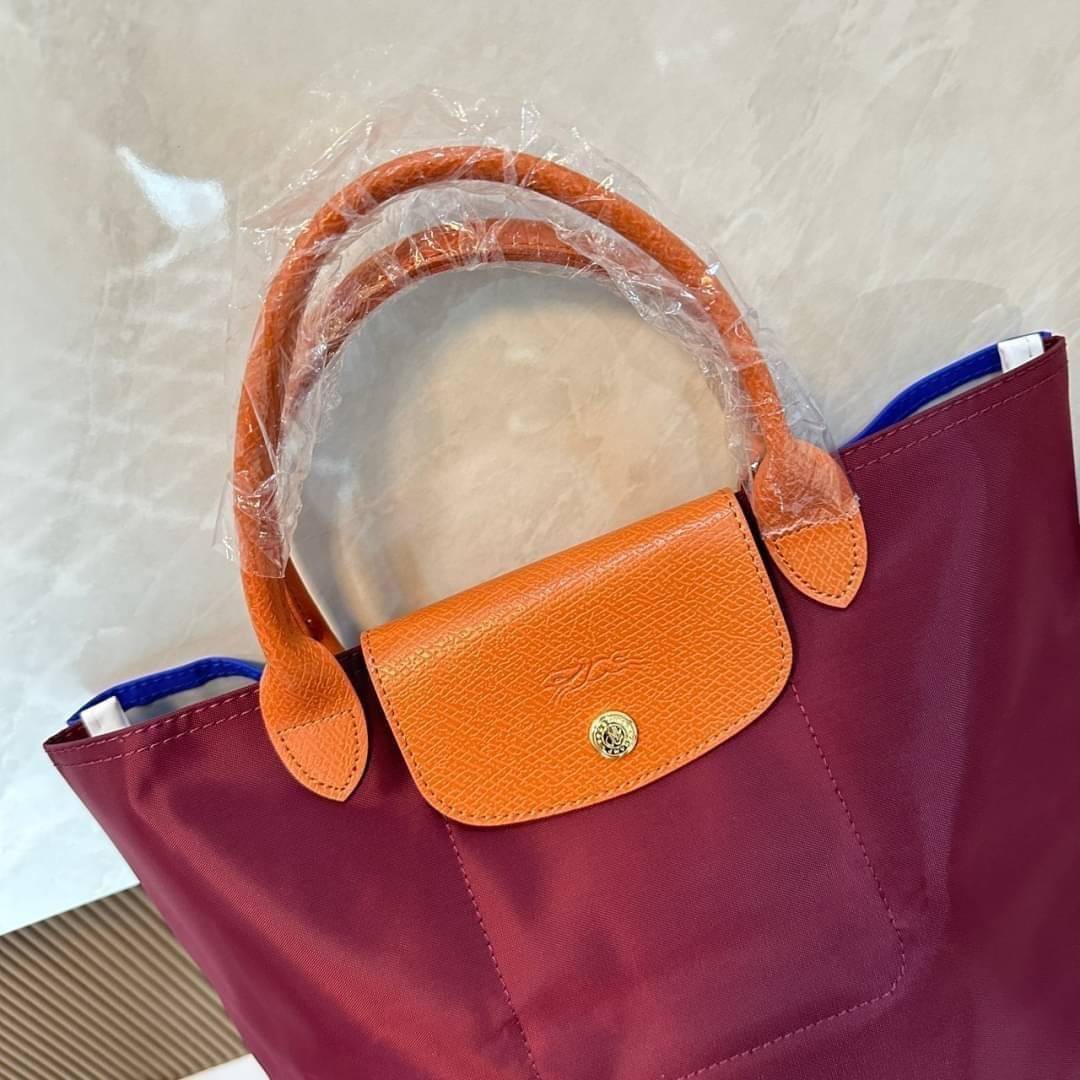 LONGCHAMP LE PLIAGE RE-PLAY TOP HANDLE BAG สินค้ารุ่นลิมิเต็ด collection สุดปัง ซื้อใบเดียวเหมือนได้2 ใบ กระเป๋าสะพายแนวตั้งที่กว้างขวาง มีเอกลักษณ์เฉพาะตัวแต่มีดีไซน์ที่น่าดึงดูด