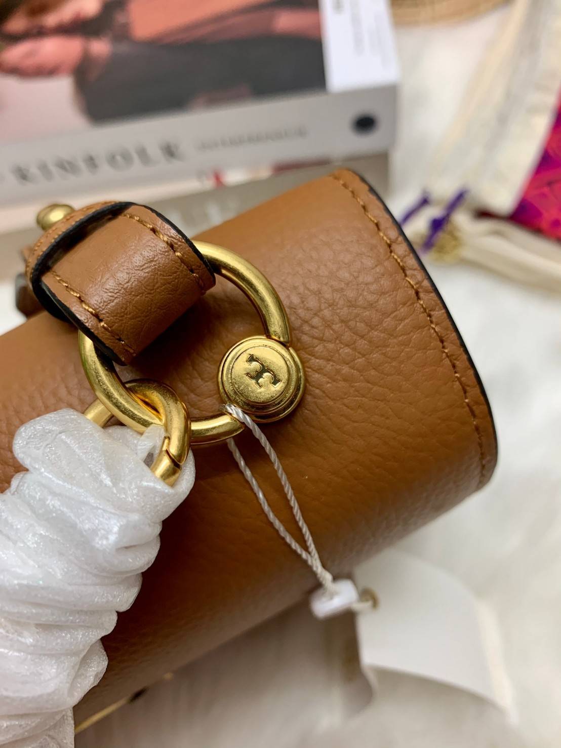 สวยจริงไม่จกตาจ้าา😘 TORY BURCH MILLER SHOULDER BAG BRAIDED STRAP LARGE ((81668)) พร้อมส่งที่ไทย! กระเป๋าหิ้วและสะพายไหล่ได้ในตัว หนังแท้ลายหนังสวยมากๆค่ะ ด้านหน้ามีอะไหล่โลโกแบรนด์ หรู สะพุดตาทีเดียว เปิดปิดกระเป๋าแบบฝาปิด ภายในมีช่องหลักใส่ของ2ช่