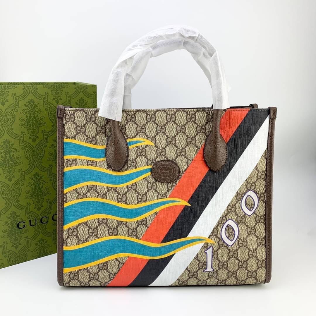 GUCCI Printed Monogrammed Coated-Canvas and Leather Tote Bag / GG Shopping Bag กระเป๋าไซส์ใหญ่ โดดเด่นด้วยลายปริ๊น สวยเอกลักษณ์ พร้อมส่งที่ไทย ภาพสินค้าถ่ายจากงานจริง ใช้งานต่างประเทศได้ วัสดุหนังแคนวาส ภายในโล่งกว้างมาก ใส่ของแบบแน่นๆ จุๆไปได้เลย หมดห่วง