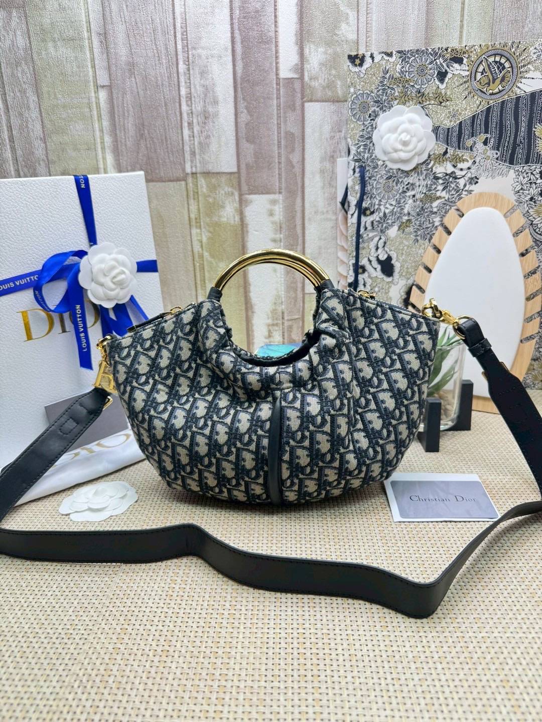 ORI หนังแท้ | DIOR Walk in Dior Purse Blue Oblique Jacquard / diorclutch กระเป๋าสะพายทรงคลัชสุดลัคชู หรูหราเกินเรื่อง ดีไซน์ใหม่มาแรงมาก! โดดเด่นด้วยหูจับทรงโค้งสีทอง ดูแพงสุดๆ