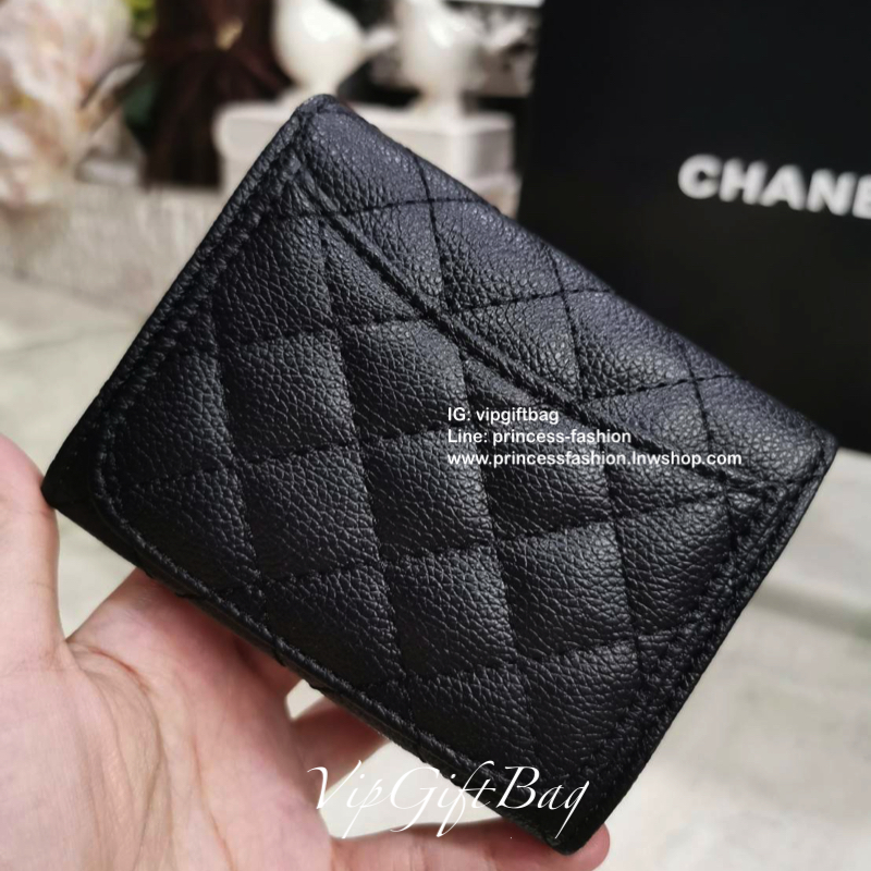 CHANEL SHORT WALLET VIP Gift With Purchase พรีเมี่ยมกิ้ฟ Chanel ไอเท็มนี้แนะนำค่ะ ลูกค้าสั่งพรีออเดอร์กันเยอะมาก วัสดุหนังด้านขึ้นลายตารางคลาสสิค ไม่มีเอ้าท์ เปิดปิดด้วยฝาปิด ด้านหน้าประดับโลโก้แบรนด์อะไหล่เงินสวยหรูดูดี ด้านหลังมีช่องใส่ของ ภายในมีช่องแบ