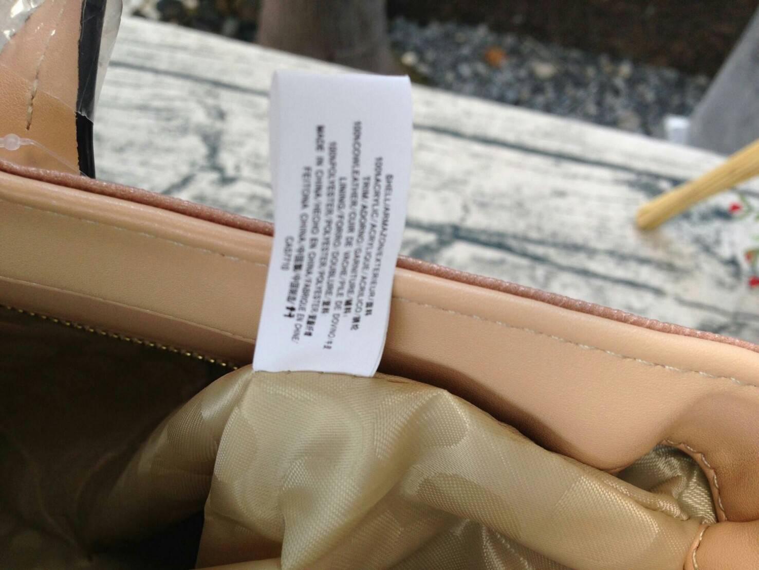 KATE SPADE HYDE LANE STRIPED RILEY LEATHER TOTE BAG กระเป๋าสะพายทรง Tote Bag หนังสวยอยู่ทรง โดดเด่นที่สีทูโทนลายทางห้อยโลโก้ TAGcที่หูกระเป๋า ด้านหน้าประดับโลโก้ มี1ช่องใส่ของ ภายในมีช่องซิป และช่องใส่มือถือ กว้างและจุ ใส่ ipad notebook เอกสาร A4 กระเป๋าส