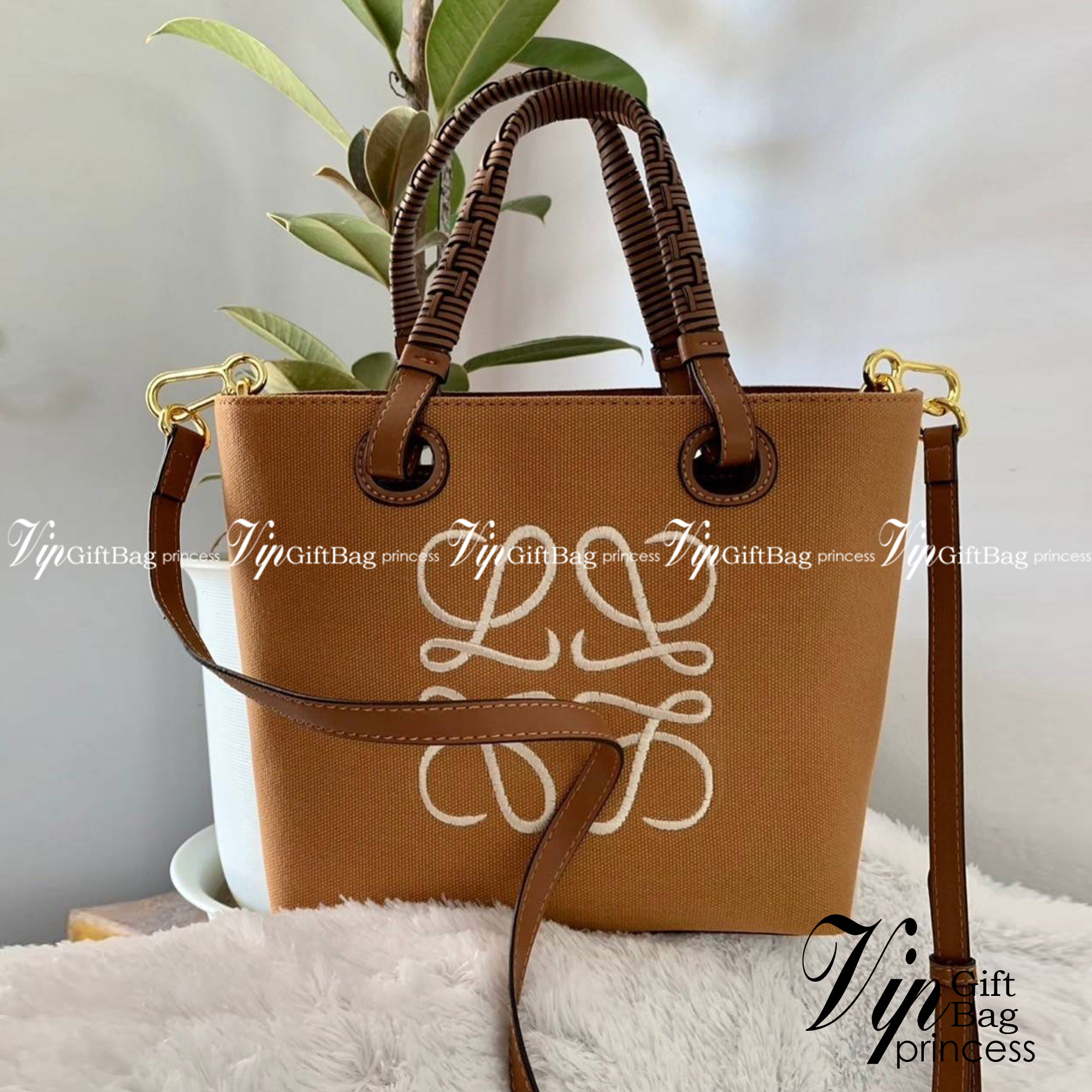 Loewe Anagram leather canvas tote bag / Loewe Tote Bag กระเป๋าโท้ทน้องใหม่ วัสดุทำจากหนังแคนวาส ใช้งานทนทาน ออกแบบมีสายสะพายไหล่และหูหิ้ว เรียกว่าใช้งานได้แบบ 2 in1 งานสวยล้ำ ไม่ซ้ำใคร ปักโลโก้ Anagram ที่ด้านหน้า เปิด-ปิดด้านบนด้วยเชือกผูก ด้านในมีช่องสำ
