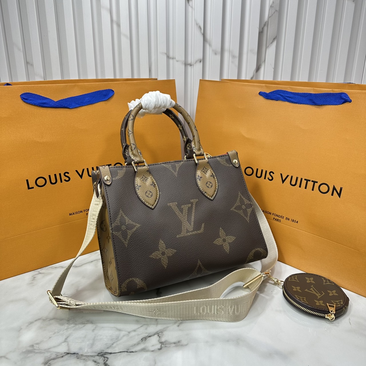 ORI หนังแท้ | LV OnTheGo PM bag กระเป๋าสะพายทรงโท้ท Monogram Empreinte ประทับลาย Medium Bicolor พกพาของใช้ที่จำเป็นอย่างมินิแท็บเล็ต เลือกใช้งานได้หลายรูปแบบ