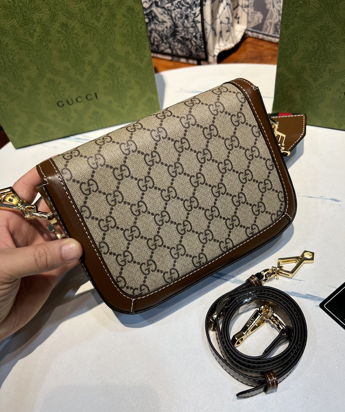 หนังแท้ GUCCI Horsebit 1955 mini bag GG Supreme canvas ที่สุดของรุ่นที่ฮอตหนักมาก คอลเลคชั่นที่ยอดขายดีตั้งแต่วันแรกที่ลง shop ด้วยรูปทรงที่กะทัดรัด ตอบโจทย์ได้ทุกลุค ทุกไลฟ์สไตล์ ใช้งานได้ง่ายคล่องตัว เรียกได้ว่าใครไม่มีได้ยังไง สวยขนาดนี้!!
