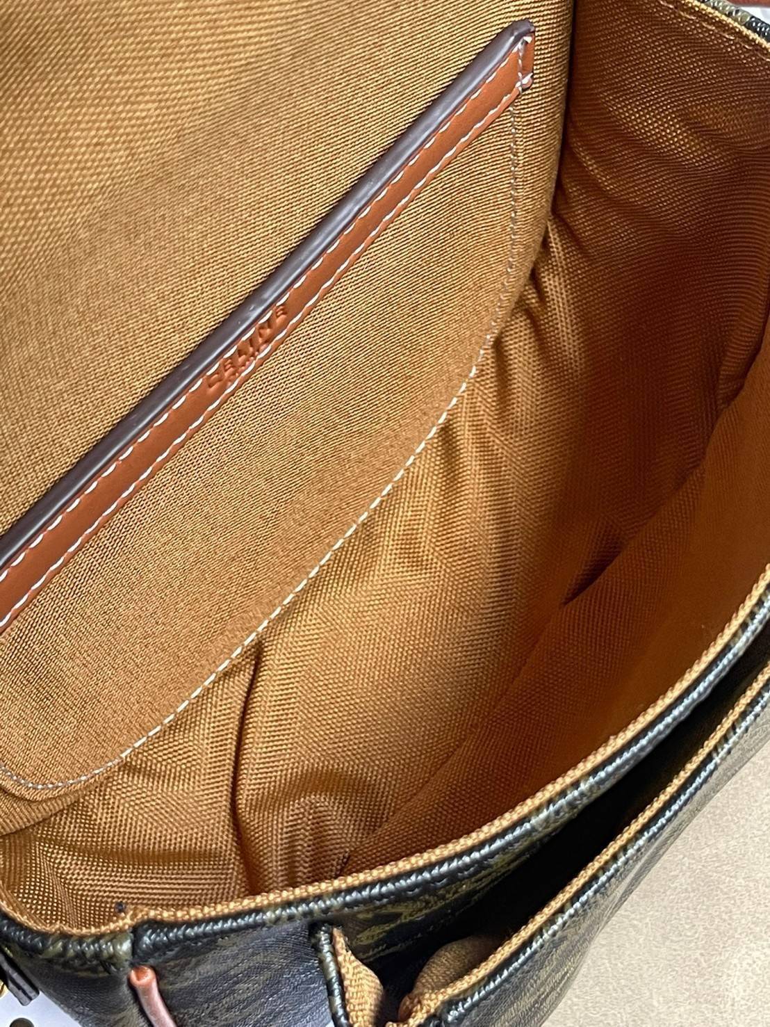 CELINE MEDIUM FOLCO BAG IN TRIOMPHE CANVAS หากใครที่กำลังมองหากระเป๋าสะพายข้าง ขนาดกะทัดรัด และเรียบหรู ต้องใบนี้เลยค่ะ เป็นกระเป๋าเปิดปิดแบบแบบฝาผับที่มีรูปทรงโค้งและที่ล็อกรูปทรงคล้ายเข็มขัด อีกทั้งยังสะท้อนความสวยสไตล์สาวปารีสได้อีกด้วย ด้านในของรุ่นนี