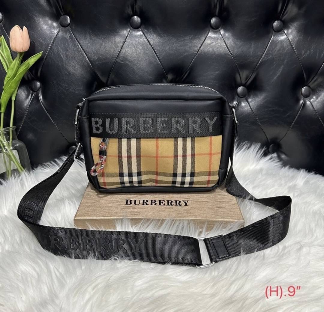 Burberry Positively Conscious logo crossbody bag / BURBERRY FRAGRANCES CROSSBODY BAG 9" วัสดุ Nylon Canvas ทรงเหลี่ยมน้ำหนักเบามีโลโก้แบรนด์คาดด้านหน้า