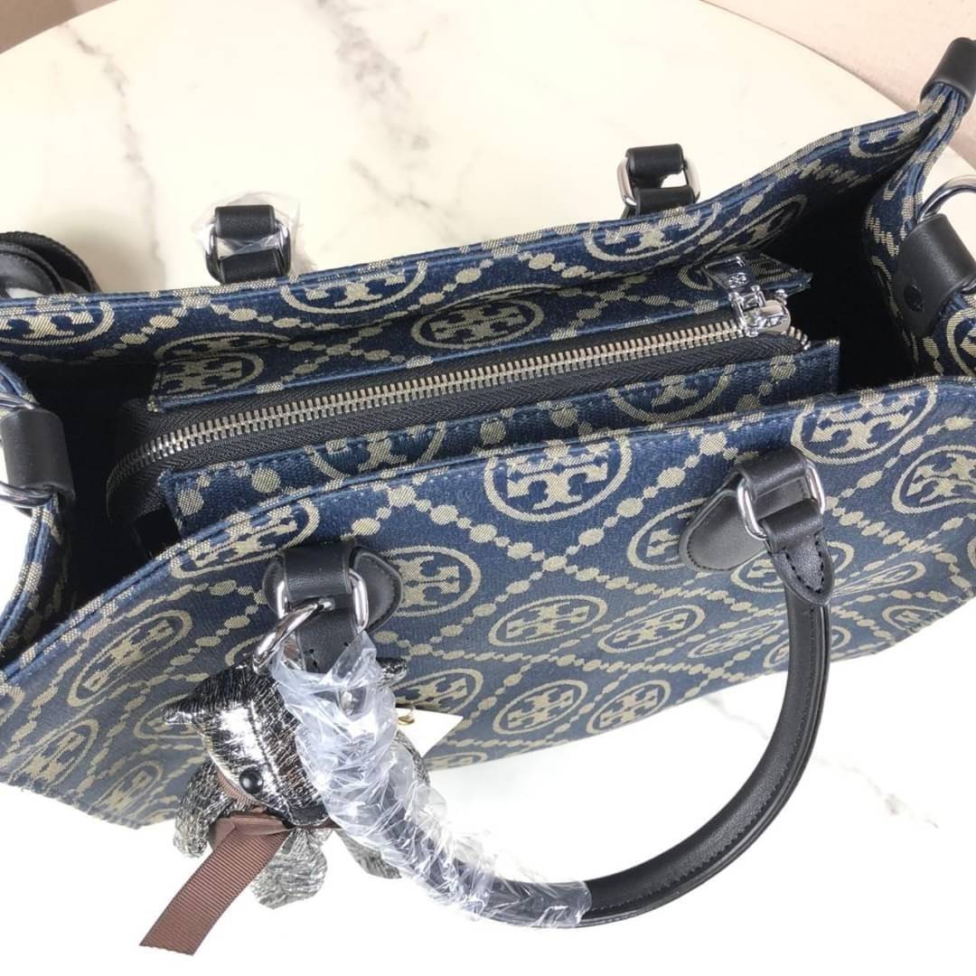 กระเป๋าถือ หรือสะพาย TORY BURCH มาใหม่ล่าสุด จุใจคนสัมภาระเยอะ งานสวยตั้งอยู่ทรง น้ำหนักเบาค่ะ ดีไซต์เก๋มาพร้อมพวงกุญแจตุ๊กตาน้องหมี น่ารักมากมาย