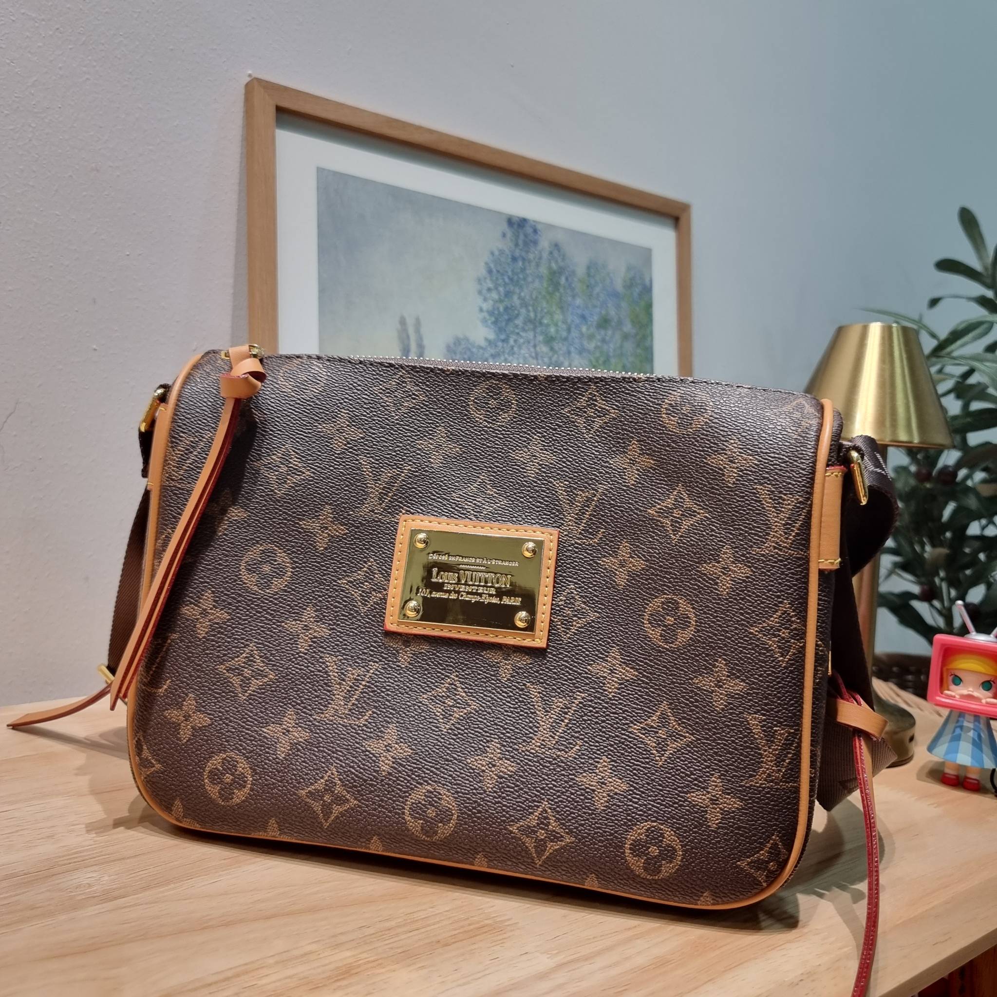 LV INVENTEUR MONOGRAM BAG รุ่นหายากสุดคลาสสิค กับกระเป๋าสะพายข้างดีไซน์วินเทจ ย้อนยุค มีดีเทลความหรูด้วยแผ่นเพลทสีทอง สายสะพายในตัวใช้งานได้คล่องตัว