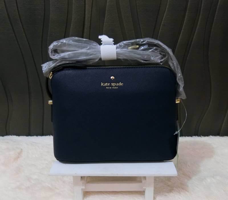 KATE SPADE CEDAR STREET MANDY แบรนด์ดังจากอเมริกาสุดฮิต กระเป๋าขนาดน่ารัก สะพายข้าง หนัง saffiano ภายในลายสวยเก๋สีทองเรียบหรู ทรงแข็งอยู่ทรง MUST HAVE!!