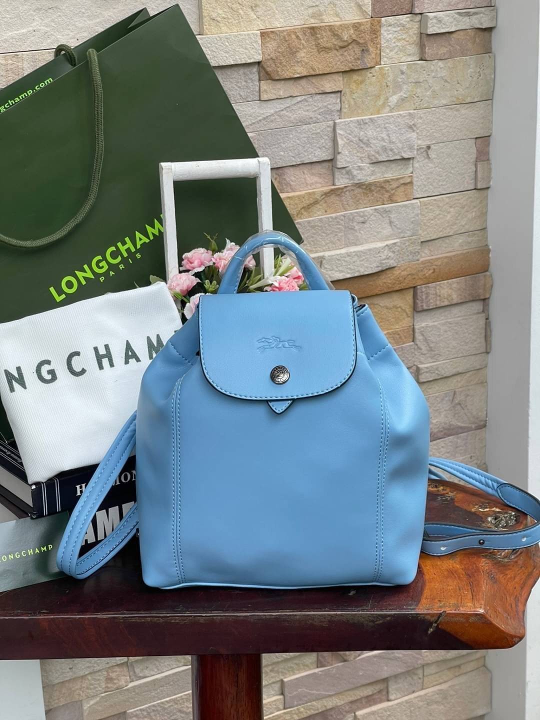 Longchamp Le Pliage Cuir Xs Leather Backpack แบรนด์ติดเทรนด์ตลอดไม่เคยเปลี่ยนกับ ทรง Le Pliage Cuir หนึ่งในตระกูลกระเป๋าสุดไอคอนิกจากแบรนด์ เมื่อรุ่น Le Pliage Cuir ในรูปแบบของหนังแกะ Metis ได้ถือกำเนิดขึ้นในปี 2012 เป้ที่มีการจัดการปรับดีไซน์ให้มีขนาดกำล
