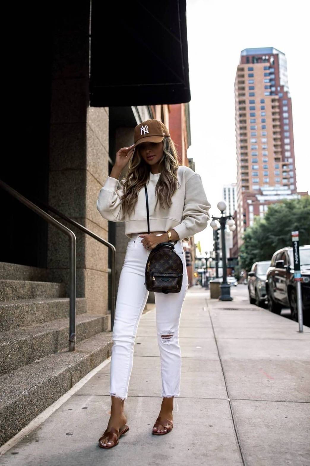 LV Backpack Size Mini | สายสะพายเล็ก ถอดได้ LV palm springs New in!! เข้าแล้วกับไอเท็มยอดฮิต หรูหราพร้อม box set สุดสวย ที่สุดของความคุ้มค่า LV palm springs กระเป๋าแบ็คแพ็ค มาให้เลือก 2 ไซส์ ขายดี วัสดุหนังแคนวาสคุณภาพดี มีช่องซิปแบ่งสัดส่วน ใบเล็กสายวะพา