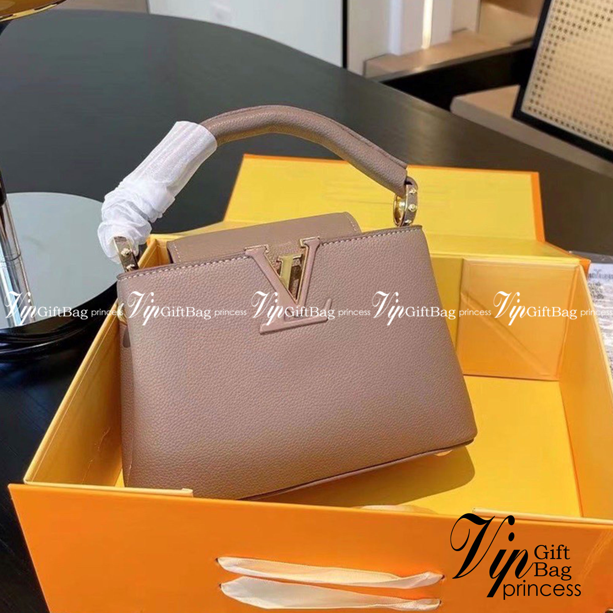 LV capucines top handle กระเป๋าถือสุดหรู ดีไซน์ทรงคลาสสิค อะไหล่สีทองปั้มทุกจุด มาพร้อมสายสะพายยาวงานจริงสวยทุกมุมเป๊ะปังมากค่ะ งานมาพร้อมหูจับในตัว ที่สุดของความสวยในราคาเบาๆ ด้วยรูปทรงวินเทจและวัสดุหนังลูกวัวสังเคราะห์ สัมผัสดี ขับผิว ทำให้ไอเท็มนี้สะกด