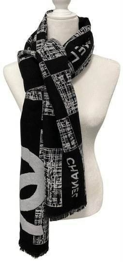 Chanel Shawl Wrap Scarf (With Box) พลาดไม่ได้กับของขวัญสำหรับเทศกาลดีๆที่กำลังจะมาถึง ส่งมอบความรู้สึกดีๆให้กับคนที่คุณรัก ด้วยผ้าพันคอ หรือ ผ้าคลุมจากแบรนด์ดัง ด้วยเนื้อผ้าแบบcashmereที่ถักทอแบบเนื้อละเอียด จึงทำให้นุ่มน่าสัมผัส ให้ความอบอุ่นได้ดี ไม่ว่า