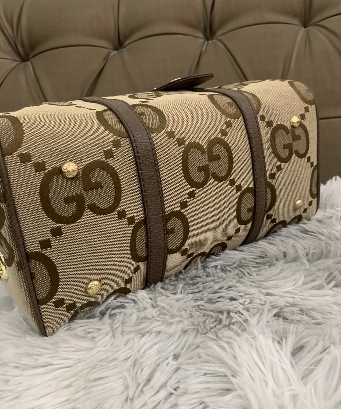 VIP 🥂 Gucci Vintage Web Boston Bag / Gucci Travel กระเป๋าทรงหมอนยอดนิยม สำหรับสาวๆ ผู้รักการพกพาของเยอะๆ ไปไหนมาไหนตลอดเวลา เหมาะใช้ทั้งในชีวิตประจำวันหรือใช้เป็นกระเป๋าเดินทางก็ได้ โดดเด่นด้วยลวดลายซิกเนเจอGucci วัสดุcalfskin อะไหล่ทอง ขนาดกำลังด