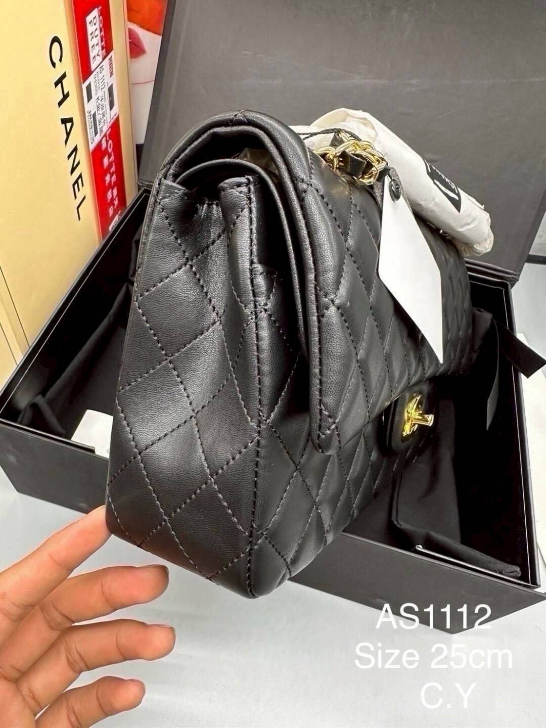 CHANEL Classic Bag 25cm สวยตัวแม่ต้องมี กระเป๋าสะพายข้างสีดำหนังเรียบ รูปทรงคลาสสิค หรูหรา เปิด-ปิดกระเป๋าด้วยตัวบิดล็อค