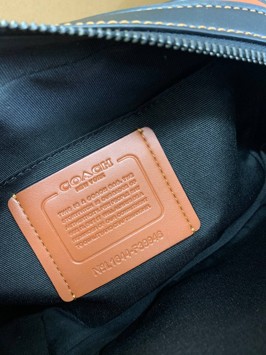 3สีเข้าใหม่งานคุณภาพอีกแล้วคับท่านน ทั้งสี ทั้งหนังสวยมากๆค่าา!! COACH GRAHAM CROSSBODY BAG ((39946)) พร้อมส่ง! กระเป๋าสะพายแบบครอสบอดี้ร์ ใช้ได้ทั้งชาย//หญิง หนังแท้อย่างดี เรียบหรูค่ะ ด้านหน้ามีช่องซิปซ่อนให้หนึ่งช่อง ช่องซิปหลักกว้าง ใส่ของจำเป็นได้ครบ