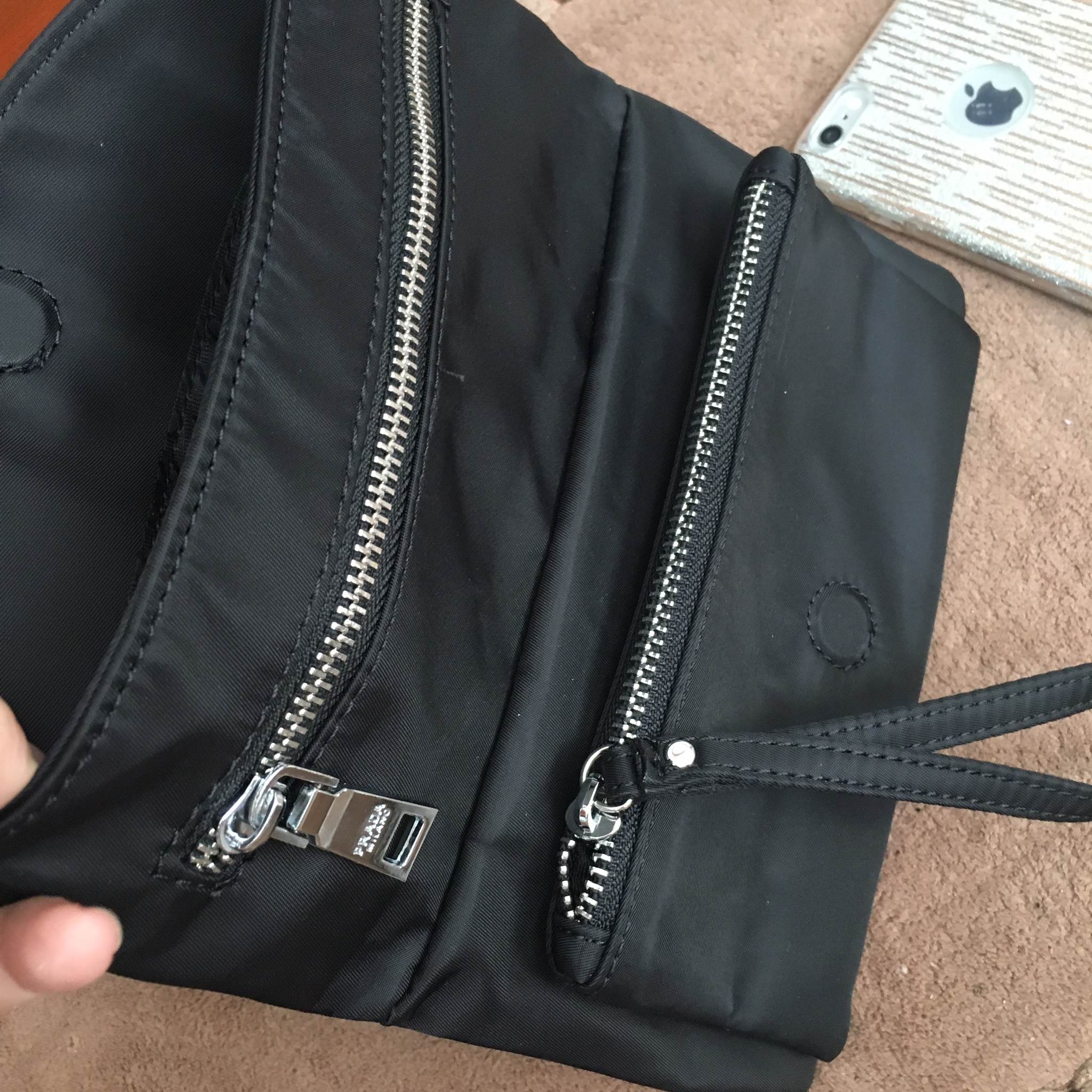 งานพรีเมี่ยมกิ้ฟ จากเคาเตอร์ต่างประเทศคะ 🐼รุ่น Limited edition ค่า ได้ กระเป๋าอเนกประสงค์ จากแบรนด์ PRADA มาค่า เป็น กระเป๋าผ้าไนล่อน ตามแบบฉบับของแบรนด์เลย หลงรักเลยคะ ใบนี้มีสายคล้องแขนให้คะ ขนาดกำลังดีคะ ตัวกระเป๋าเบามาก ใส่มือถือได้ทุกรุ่น ใช้