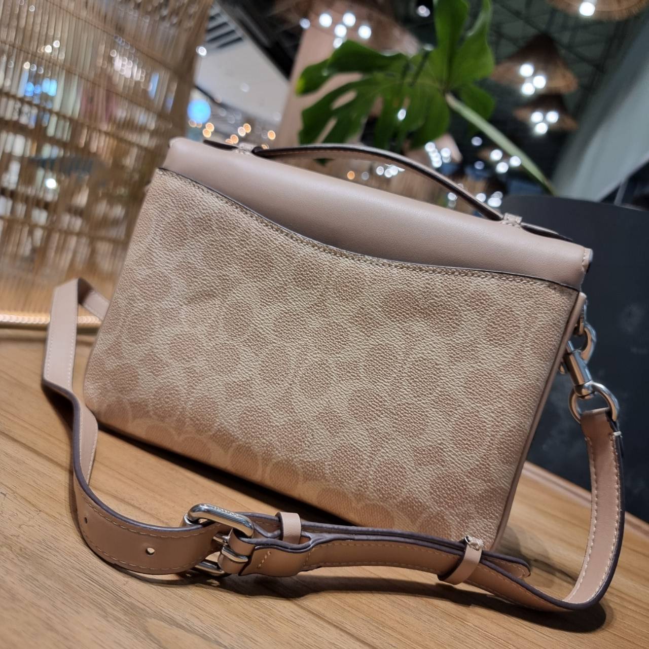 COACH 68349 CASSIE CROSSBODY IN SIGNATURE CANVAS เรียบหรู ดูดี ก็ต้องไอเท็มนี้ไม่อยากให้พลาด!! พาสเทลละมุนมากๆ สะพายแล้วดูแพงมากๆ สวยเลิศ กระเป๋าถือ/สะพายข้าง วัสดุหนังแคนวาสสลับหนังแท้ เปิด-ปิดด้วยตัวบิดล็อคแน่นหนา ภายในแบ่งสัดส่วนอย่างดี ใส่ของได้ครบสบา