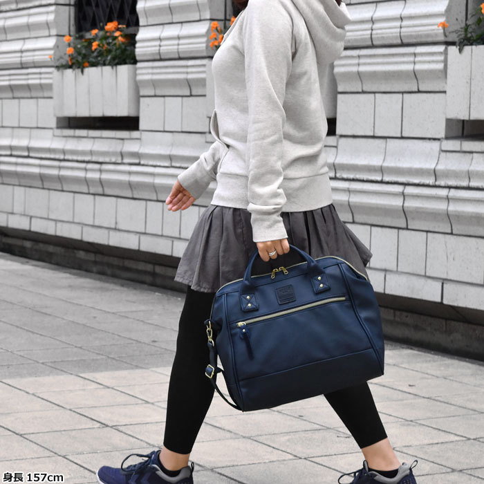 ANELLO 2 WAY PU LEATHER BOSTON BAG รุ่นใหม่ล่าสุดจากแบรนด์ที่ทุกคนต้องรู้จัก รุ่นนี้วัสดุคือหนังpu แบบนิ่มและน้ำหนักเบา กันน้ำได้ สะพายเป็นทรงcrossbodyสายยาวปรับได้ฟรีไซส์ถอดออกได้ หรือจะถือก็สวยเเก๋ ปากกระเป๋ามีโครงเป็นเอกลักษณ์จุดเด่น หูจับมีตัวล้อคด้วย