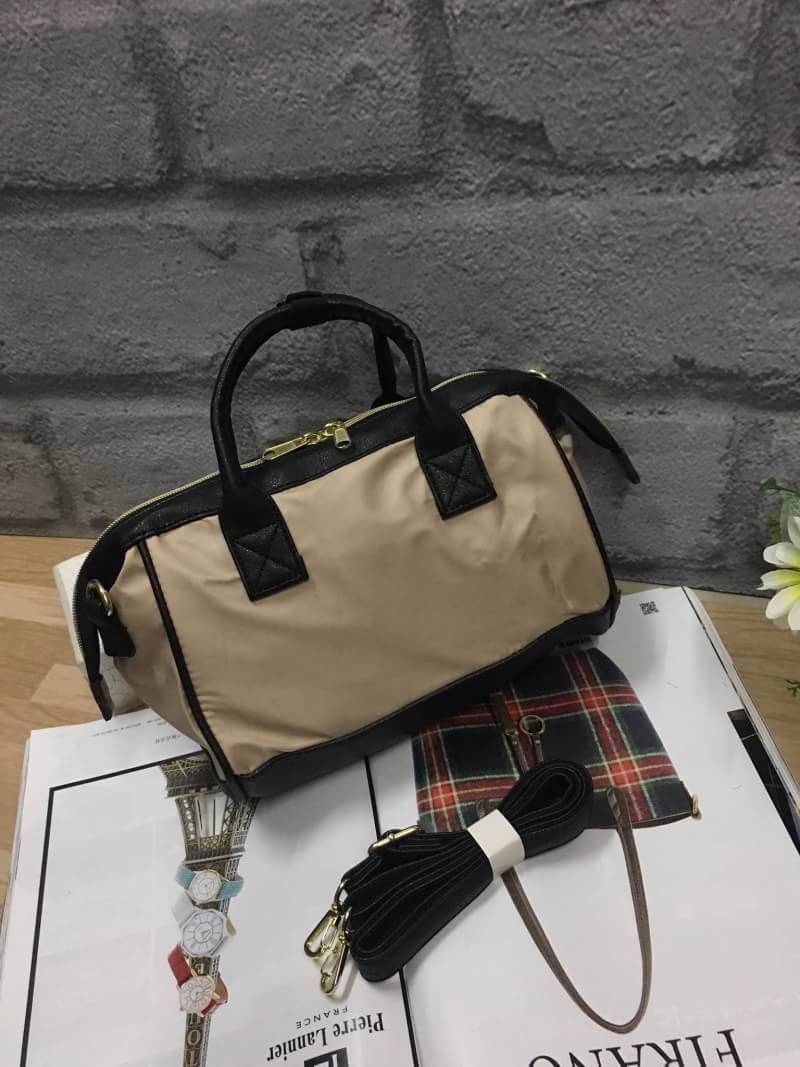 ANELLO NYLON 2 WAY MINI BOSTON BAG 2017 แบรนด์ฮิตติดลมบนในขณะนี้ กับคอลเลคชั่นใหม่เป็นรุ่นทรงShoulder bag วัสดุNYLON สลับกับ Pu น้ำหนักเบา กันน้ำได้ ช่องใหญ่เปิดปิดด้วยซิปคู่ ปากกระเป๋ามีโครงสะดวกใช้ ดูแลรักษาง่าย ตัวจริงน่าใช้ทุกสีเลยคะ เป็นรุ่นใหม่อีกรุ