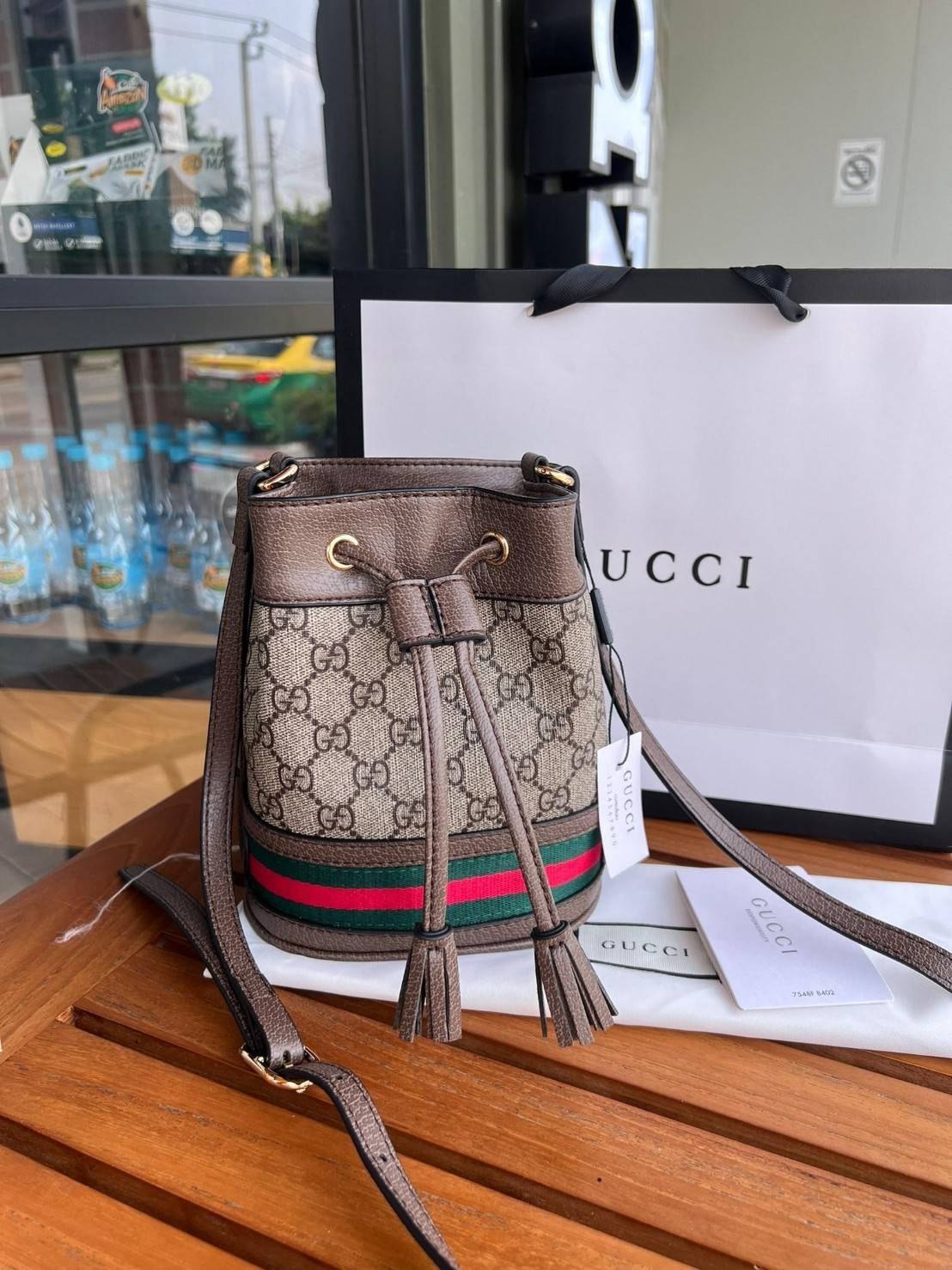 GUCCI Ophidia mini small GG bucket bag กระเป๋าถือหรือสะพายข้าง ขนาดเล็ก ทรงขนมจีบ วัสดุผ้าใบ+หนังแท้ พร้อมแถบลายทางสีเขียวและสีแดงด้านล่าง ด้านในโล่ง มี1ช่องเล็ก สายยาวถอดสายไม่ได้ ปรับระดับได้ ใบนี้เรียบหรูดูดีสุดๆไม่ควรพลาดค่า