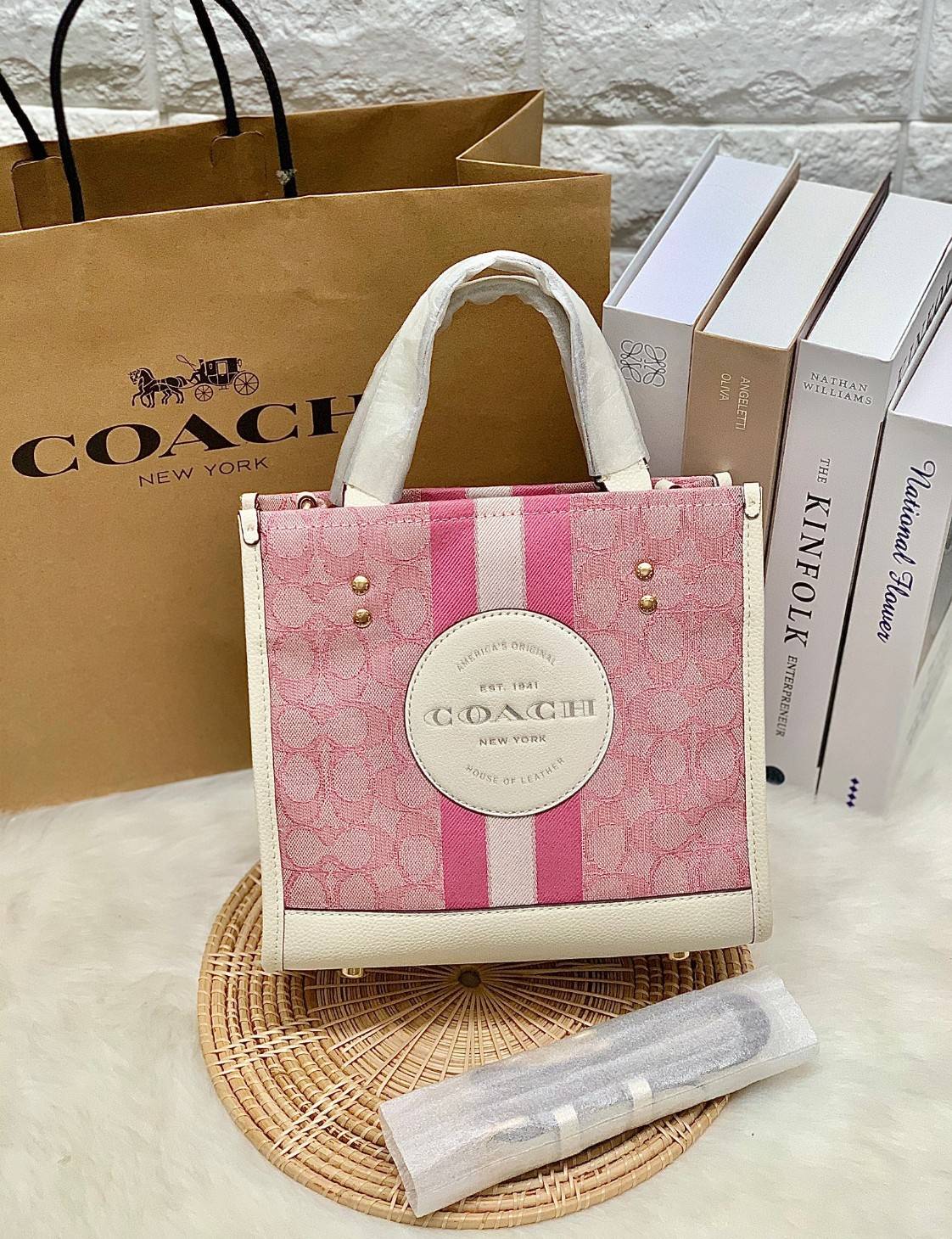 ใหม่ล่าสุด อดใจยังไงไหว💋 COACH Dempsey Field Tote 22 ((C5268//C5115)) พร้อมส่งความสวยที่ไทยค่ะ! กระเป๋าทรง Tote ขนาดพอเหมาะลำตัว พกพาง่ายสะดวกได้กับทุกๆวัน ด้านหน้าปั้มโลโก้แบรนด์ตัวใหญ่สวยค่ะ;เปิดปิดกระเป๋าแบบกระดุมแม่เหล็ก ภายในใส่กระเป๋าเงินใบย