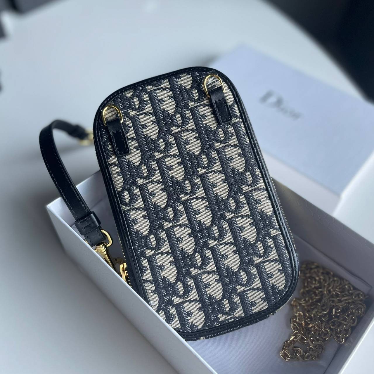 DIOR Phone Bag / DIOR 30 Montaigne Phone Holder Blue Dior Oblique Jacquard เกรดใช้งานสลับของแท้ เกรดออริจินอล กระเป๋าใส่โทรศัพท์ติดโลโก้ CD สีทองด้านหน้ากระเป๋า มีสายโซ่สีทองแบบยาวที่สามารถสะพาย crossbody ได้ และสายหนังเอามาหิ้วเก๋ๆ ก็ได้นะคะ สายทั้ง 2 สา