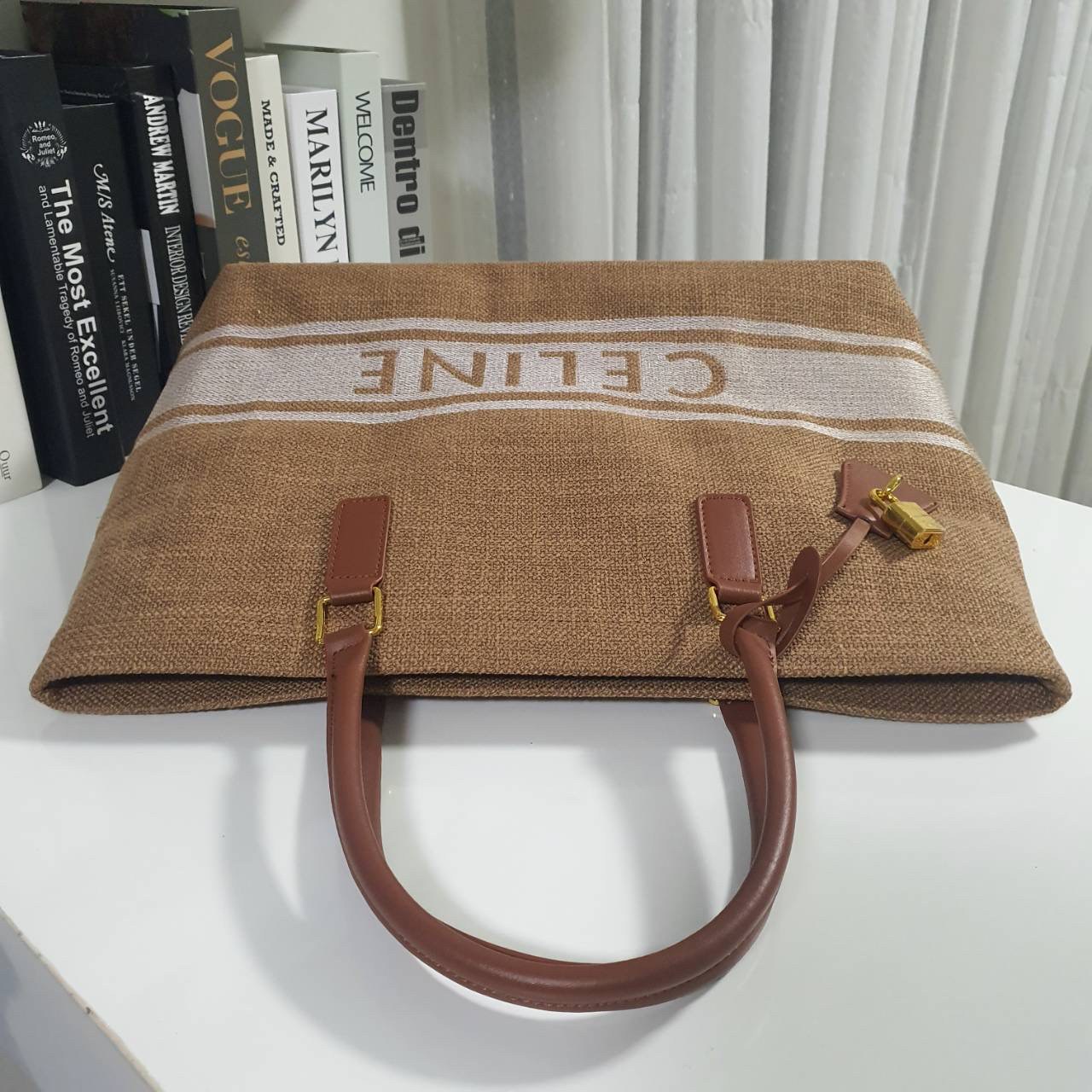 พร้อมส่งที่ไทยกับ CELINE TOTE BAG VIP GIFT WITH PURCHASE (GWP) พรีเมี่ยมกิ๊ฟ Limited Edition จาก PERFUME DUTYFREE COUNTER กระเป๋าสะพายทรง TOTE สุดชิค วัสดุผ้าแคนวาสเต็มใบสกรีนโลโก้แบรนด์ด้านหน้า ด้านในมีข่องใส่ของโล่งกว้าง ใส่ Notebooks ได้ พร้อมช่องซิปอี