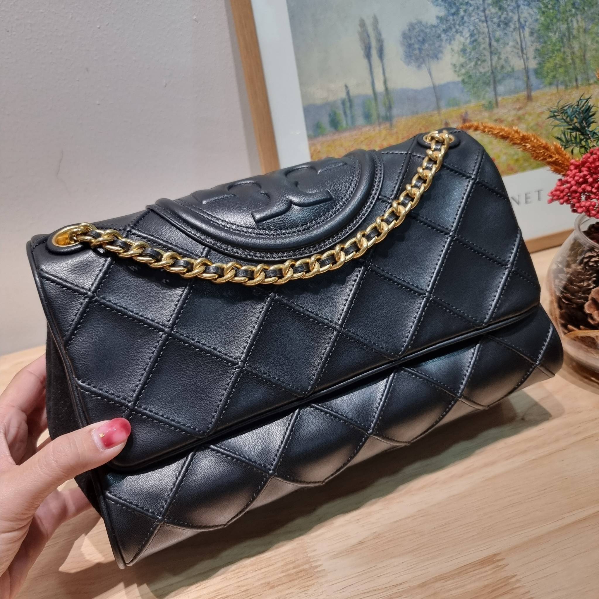 TORY BURCH FLEMING SOFT CONVERTIBLE SHOULDER BAG รุ่นหายาก กับดีไซน์ใหม่ล่าสุด มาพร้อมเสิร์ฟความสวยถึงบ้านไปเลย กับกระเป๋าสะพายไหล่ขนาดกำลังสวย หนังแท้นิ่มเต็มใบ สัมผัสสบายมือ