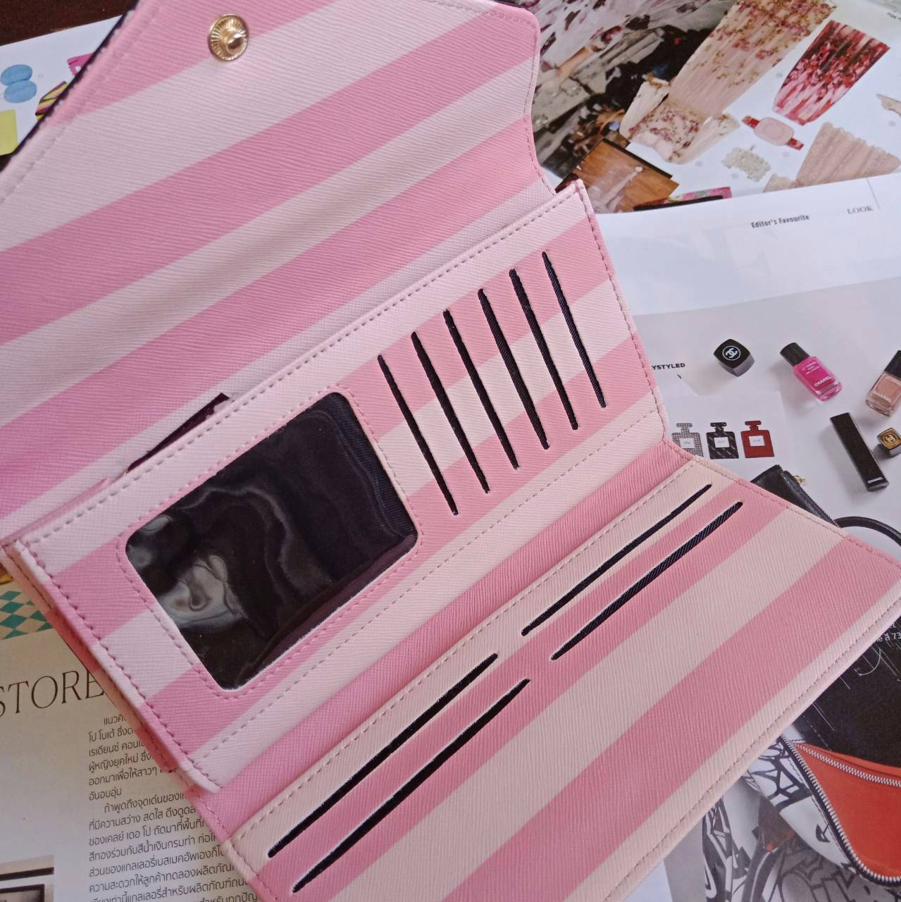 กระเป๋าสตางค์ลาย signature จากแบรนด์ฮิตอย่าง Victoria Secret โทนสีชมพู ขนาดกะทัดรัด เปิดปิดด้วยฝาพับกระดุม แบบสามตอน ด้านในมีช่องใส่ธนบัตรยาวได้ ใส่บัตรหลายช่อง แถมยังมีช่องซิปใหญ่อีกหนึ่งช่อง เพิ่มความเก๋ด้วยช่องใส่รูปตรงกลาง สวยครบจบทุกฟังค์ชั่น ให้เป็น