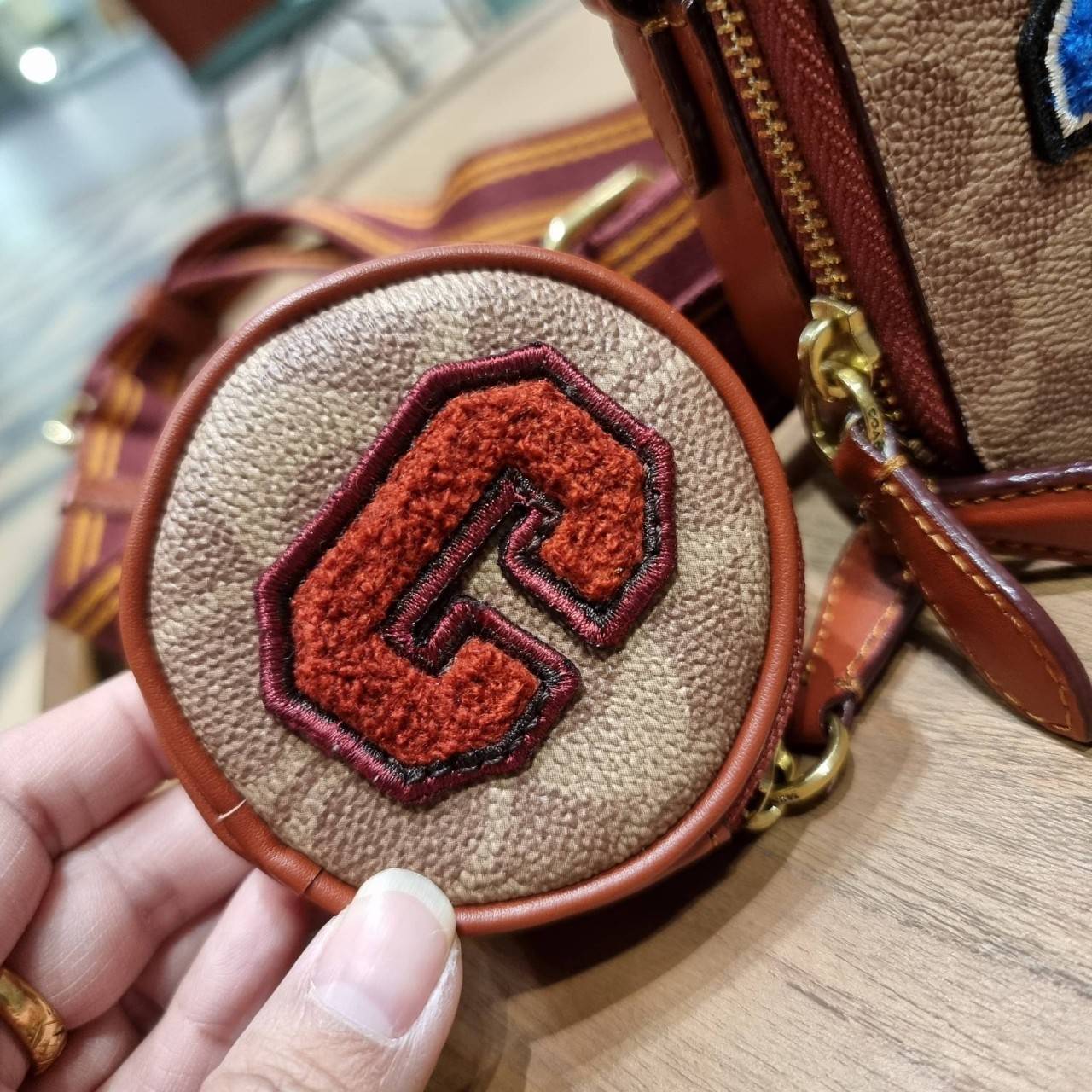 COACH C6744 CHARTER SLIM CROSSBODY IN SIGNATURE CANVAS WITH PATCHES คอลเลคชั่นฮอลิเดย์ สดใสพร้อมปังพร้อมส่ง!! น่ารักมากๆกับดีไซน์สกีเรทโทรวินเทจ วัสดุหนังแคนวาสเคลือบลายสลับหนังแท้ โดดเด่นด้วยแพทช์ลายสวยคม ดีเทลความเลิศมันอยู่ตรงนี้!! ตรงที่มีน้องใบเล็กมา