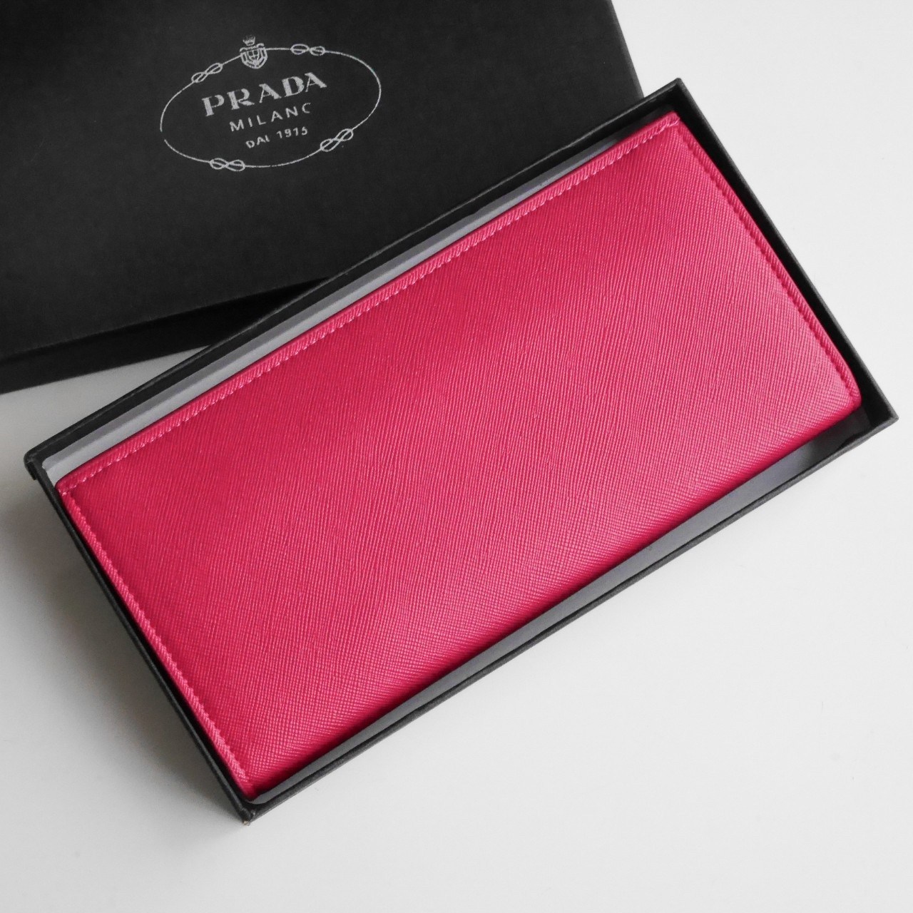 พร้อมส่งครบสีค่ะ 🖤💙💖 Best Seller PRADA LONG WALLET กระเป๋าสตางค์ยาว **รับทรัพย์ ทรงหรู จากงานพรีเมี่ยมกิ้ฟ จากเคาเตอร์ต่างประเทศ จากแบรนด์ PRADA ลายหนัง SAFFIANO มีช่องใส่บัตร ถึง 12 ช่อง และช่องซิปใส่ของจุกจิกได้ น้ำหนักเบา จับถนั