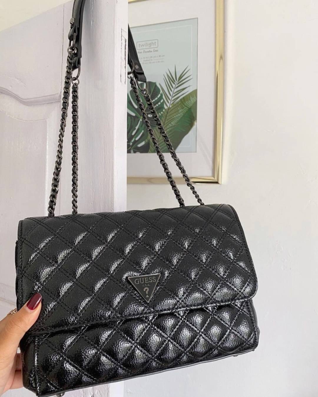 Guess Crossbody กระเป๋าสะพายรุ่นใหม่จาก Guess factory สไตล์แบรนด์ดัง รุ่นนี้สามารถสะพายได้ทั้งสายคู่และสายเดี่ยว สายสะพายโซ่ต่อหนังไม่เจ็บบ่า